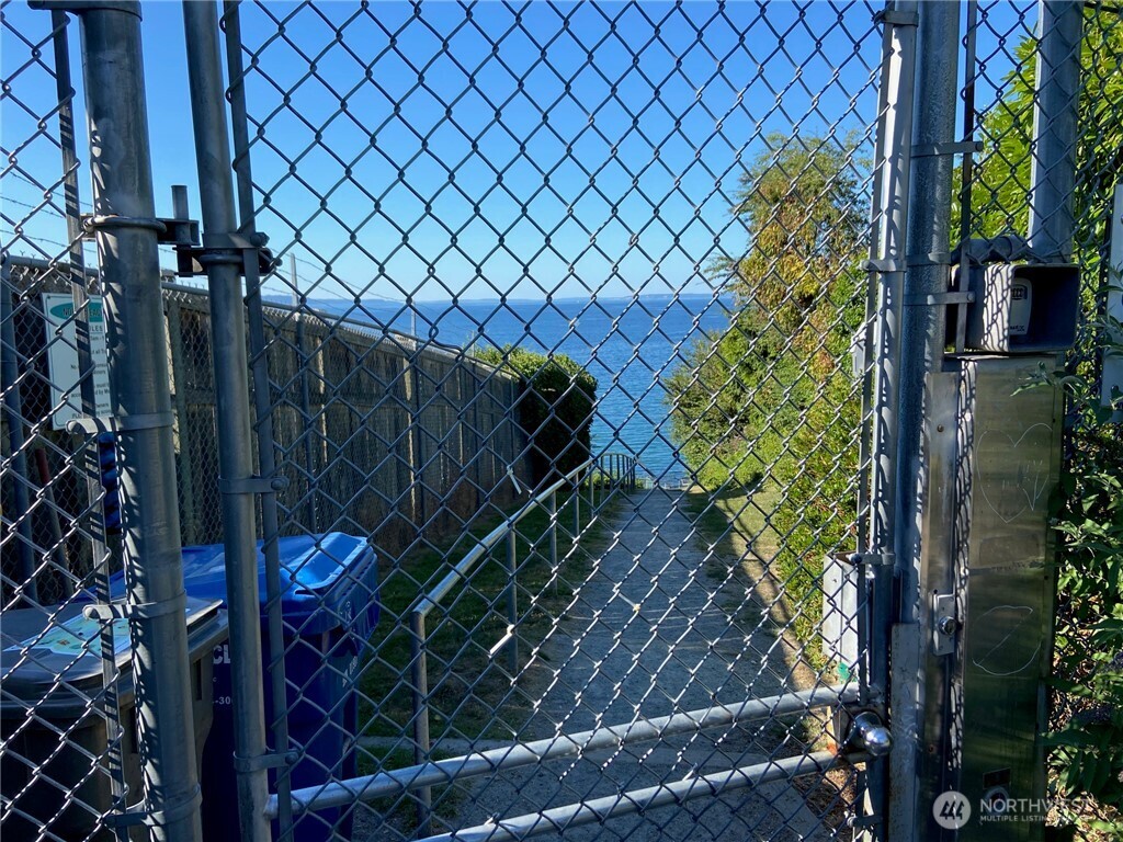 32 XX NW Esplanade , Seattle, WA 98117