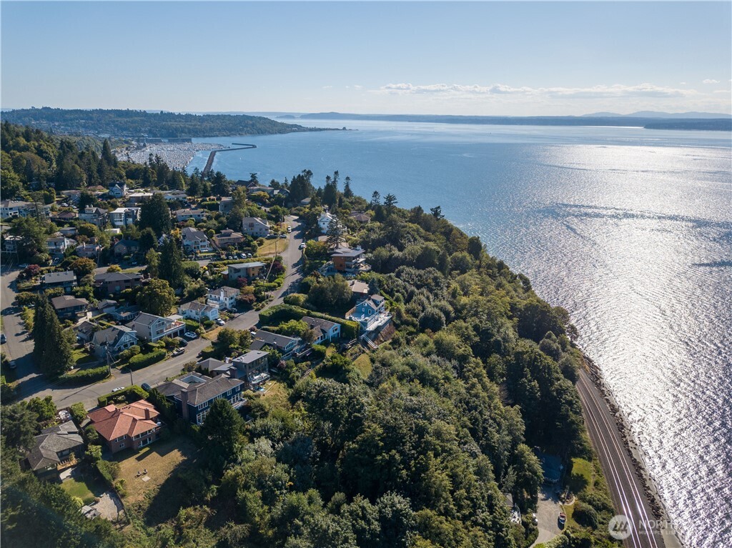 32 XX NW Esplanade , Seattle, WA 98117