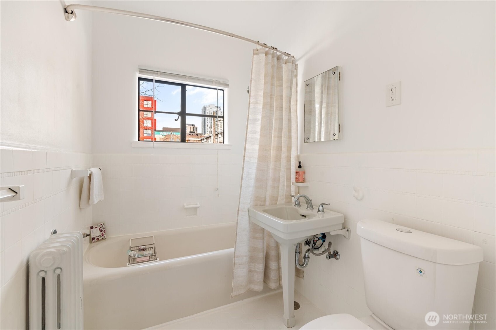 1106 NE 42nd #19, Seattle, WA 98105