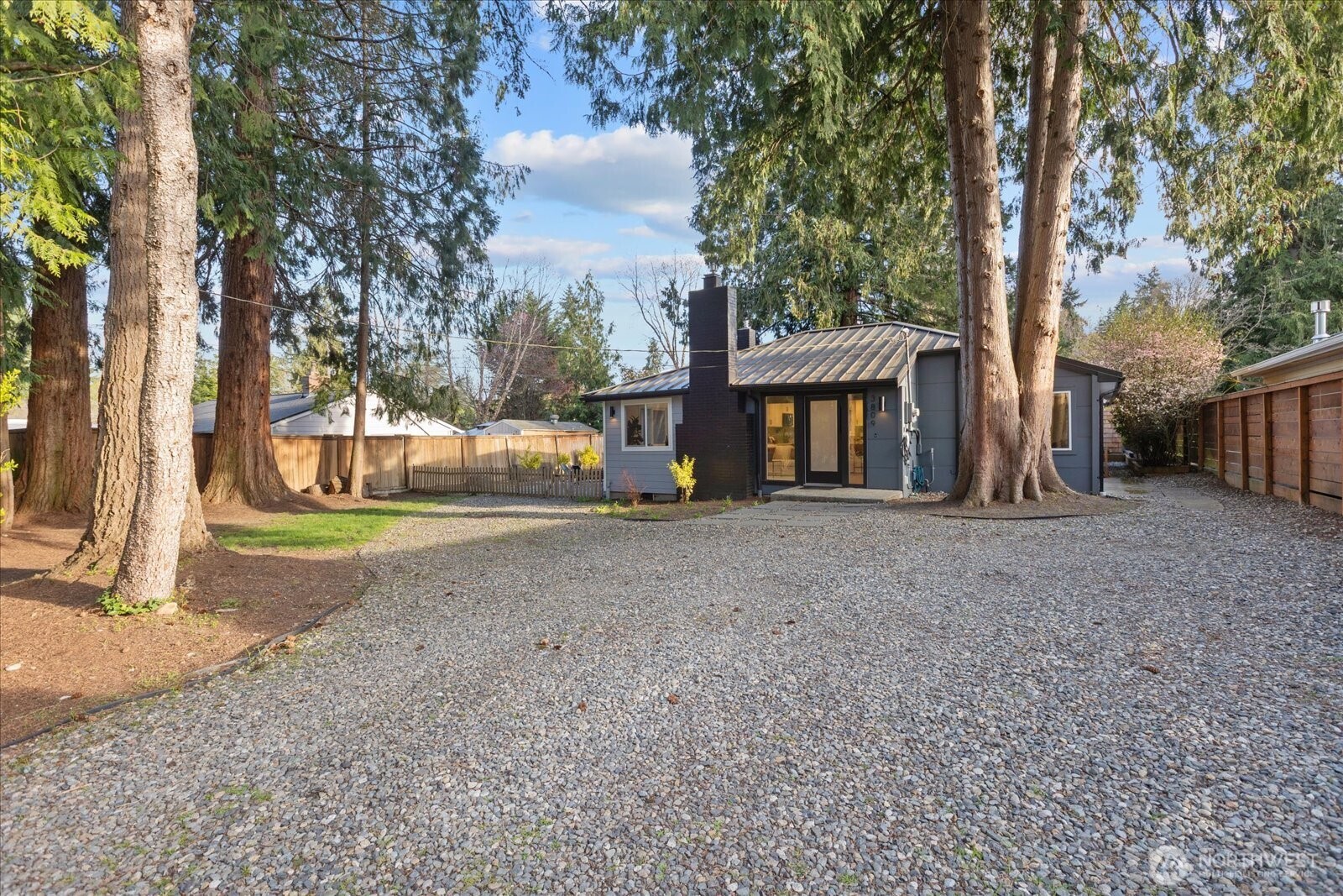 3809 NE 105th Street , Seattle, WA 98125-7923