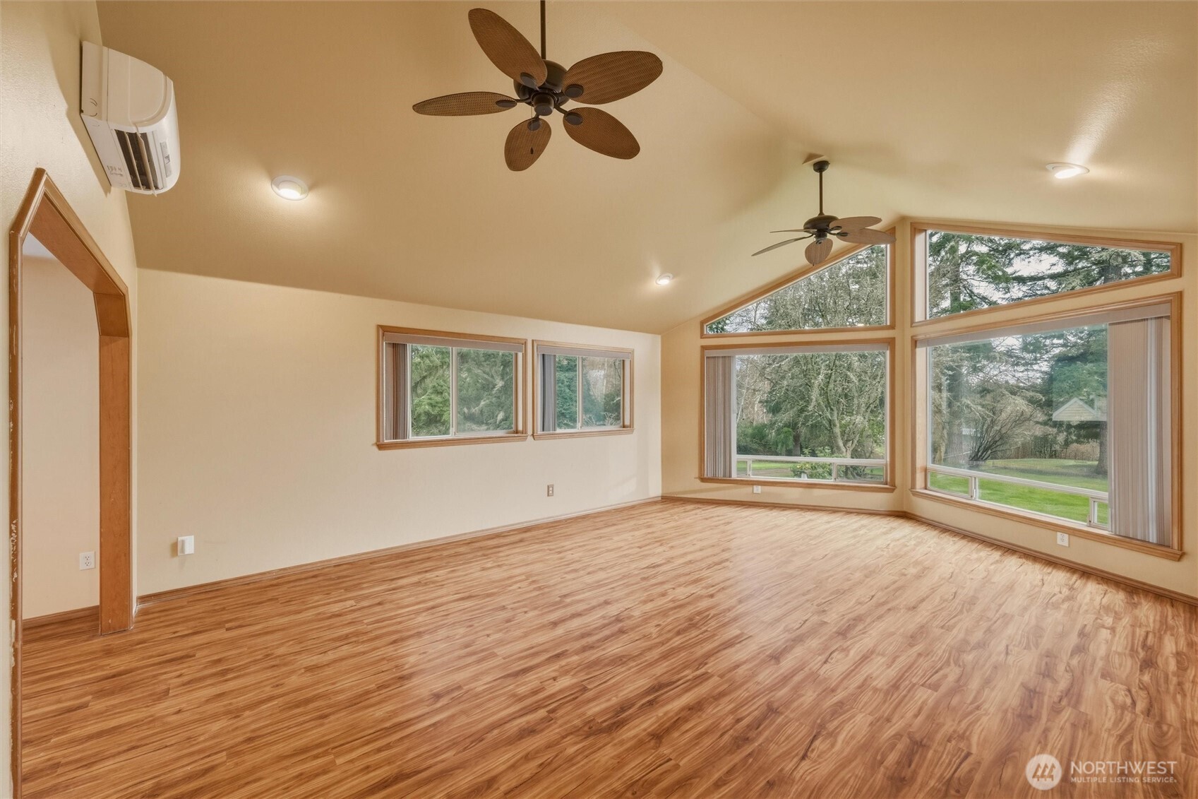 4145 Glendale Road , Clinton, WA 98236