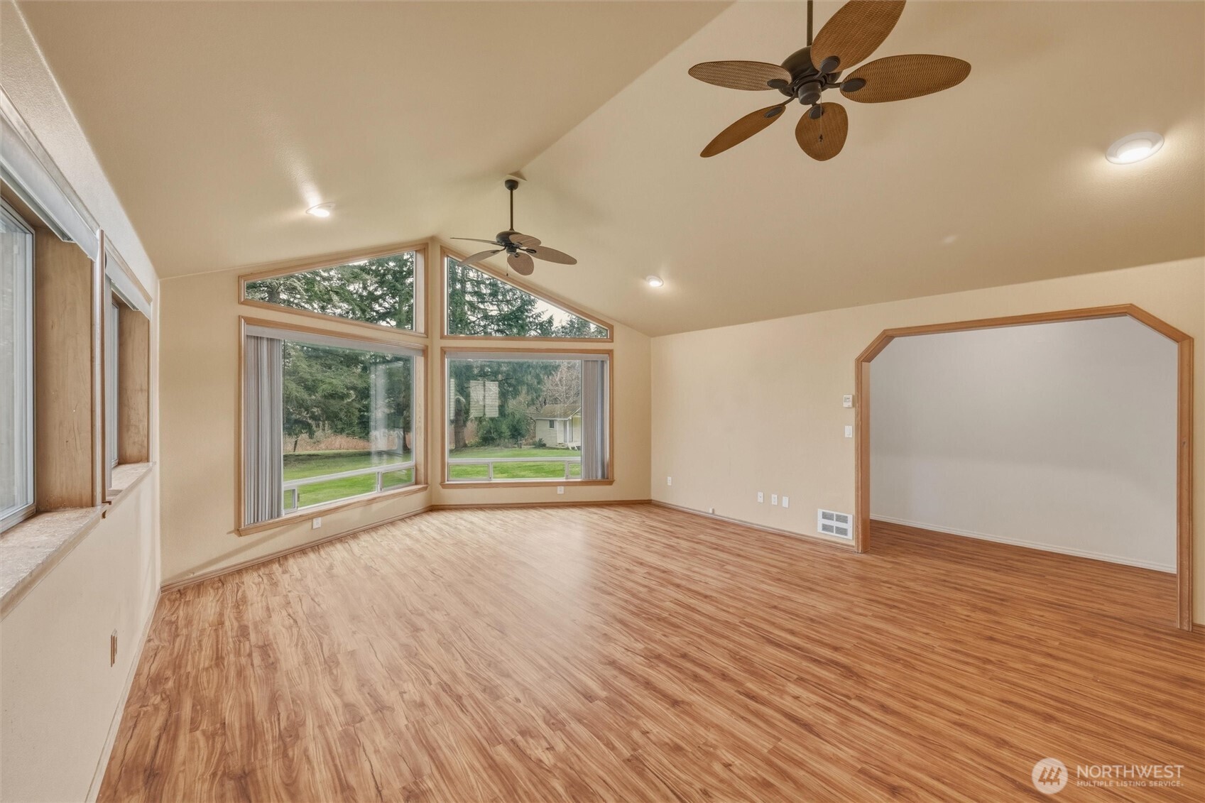 4145 Glendale Road , Clinton, WA 98236