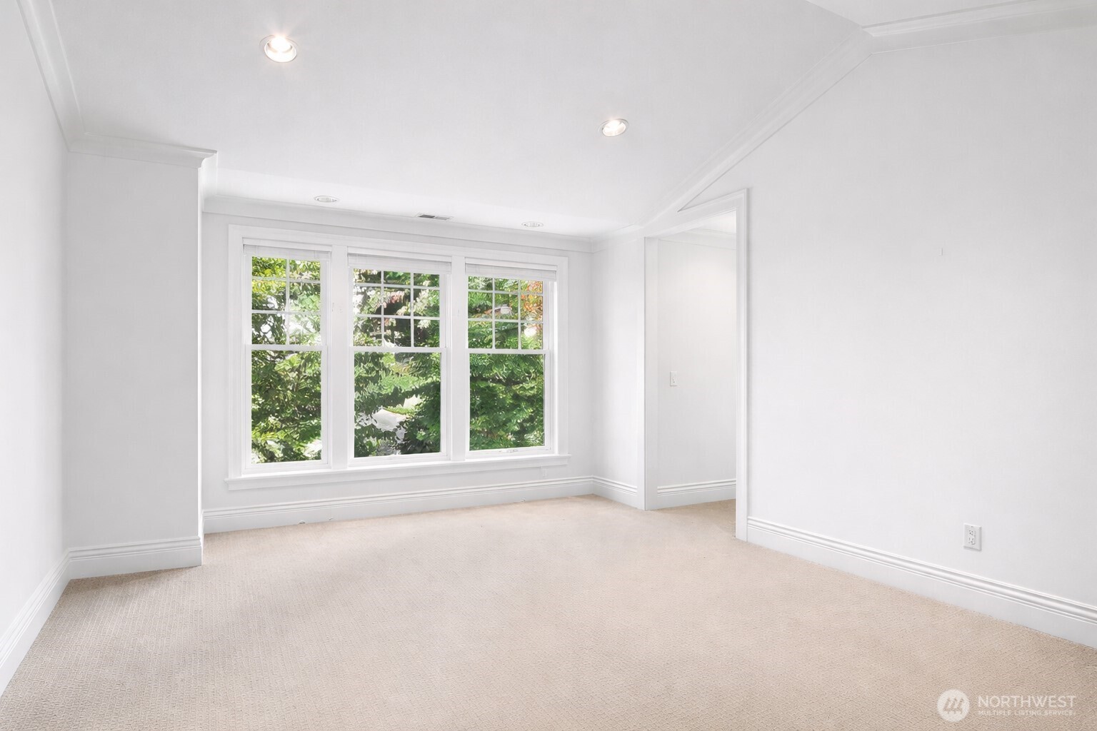 8975 NE 10th Street , Bellevue, WA 98004