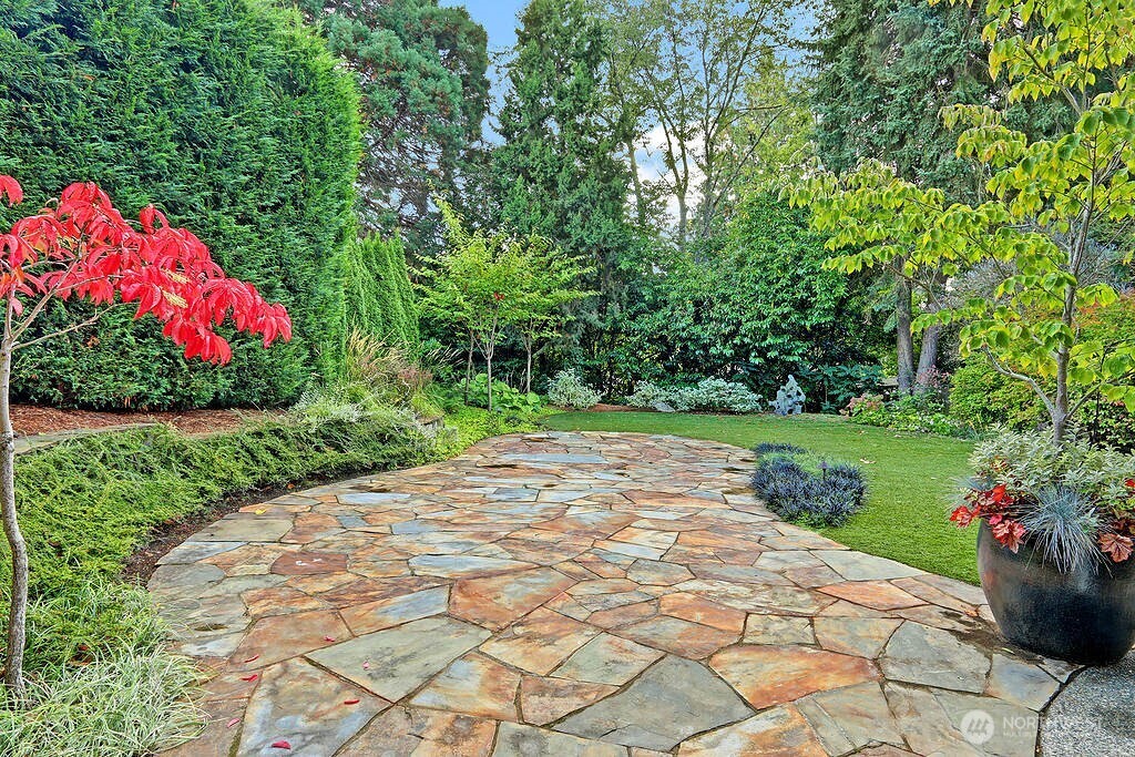 8975 NE 10th Street , Bellevue, WA 98004