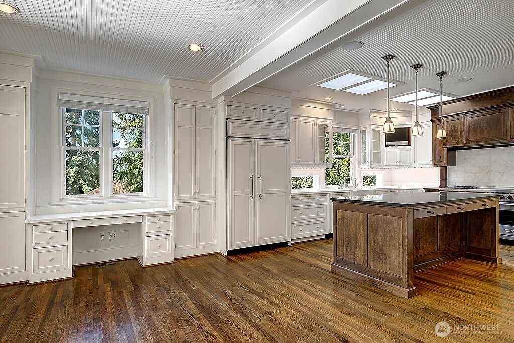 8975 NE 10th Street , Bellevue, WA 98004