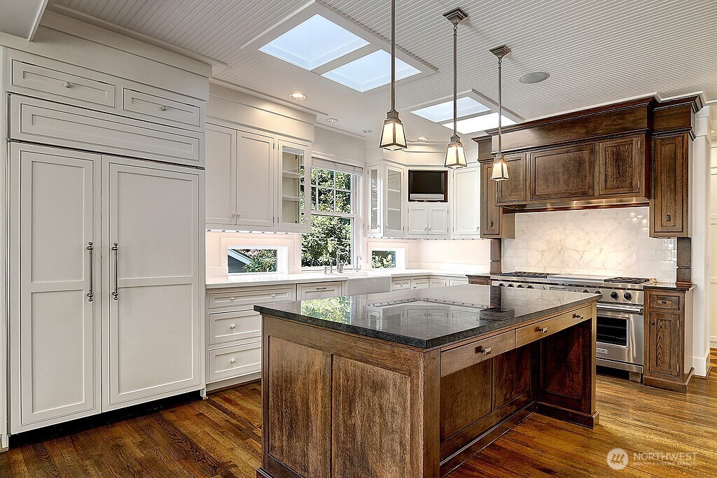 8975 NE 10th Street , Bellevue, WA 98004