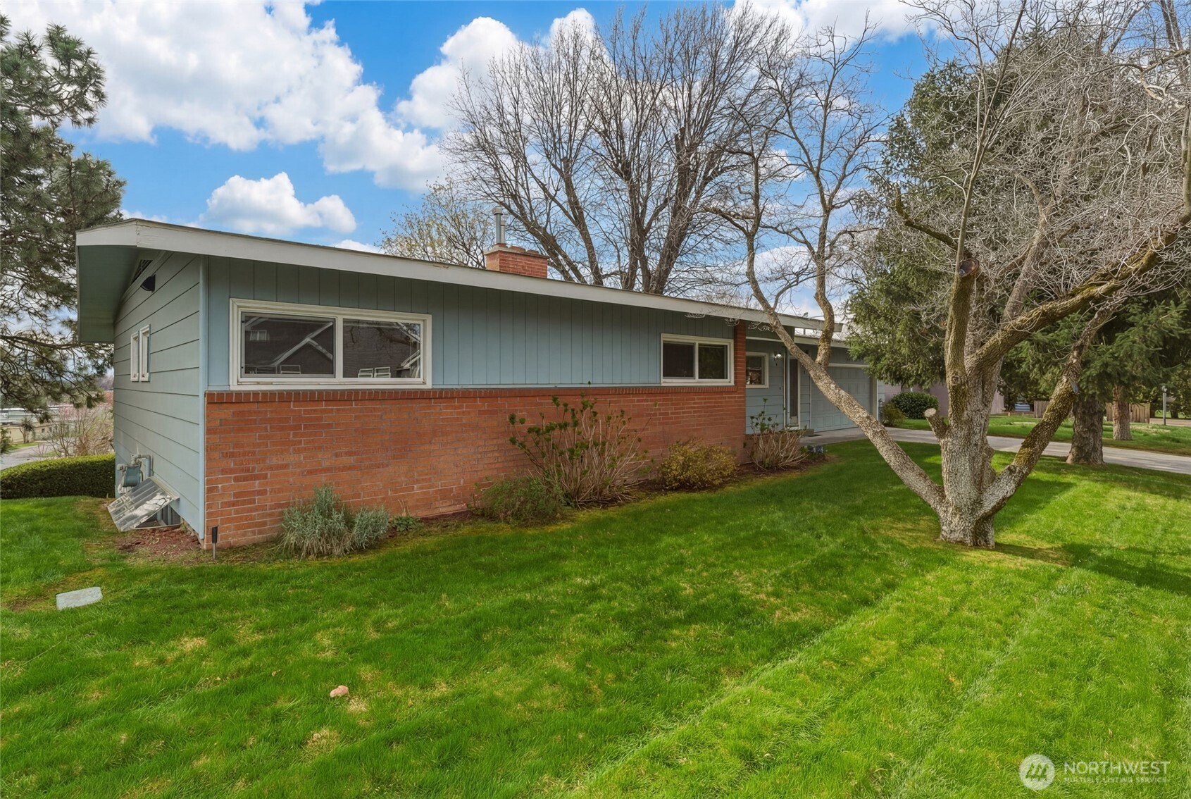 950 SE 12th Street , College Place, WA 99324