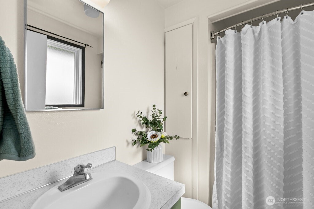 335 SW 4th Avenue , Oak Harbor, WA 98277