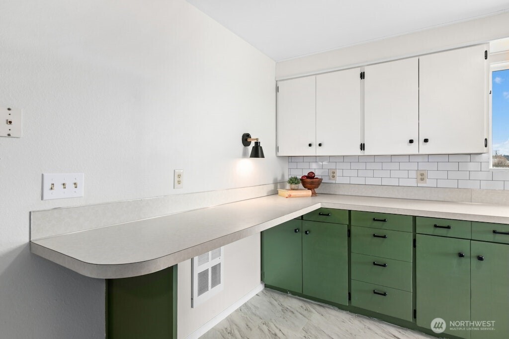 335 SW 4th Avenue , Oak Harbor, WA 98277