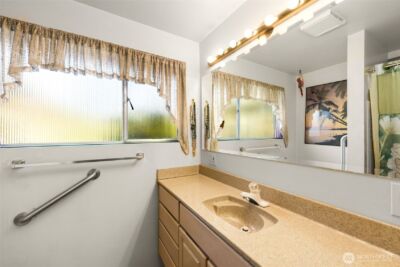10529 NE 20th Place , Bellevue, WA 98004 - Photo 16