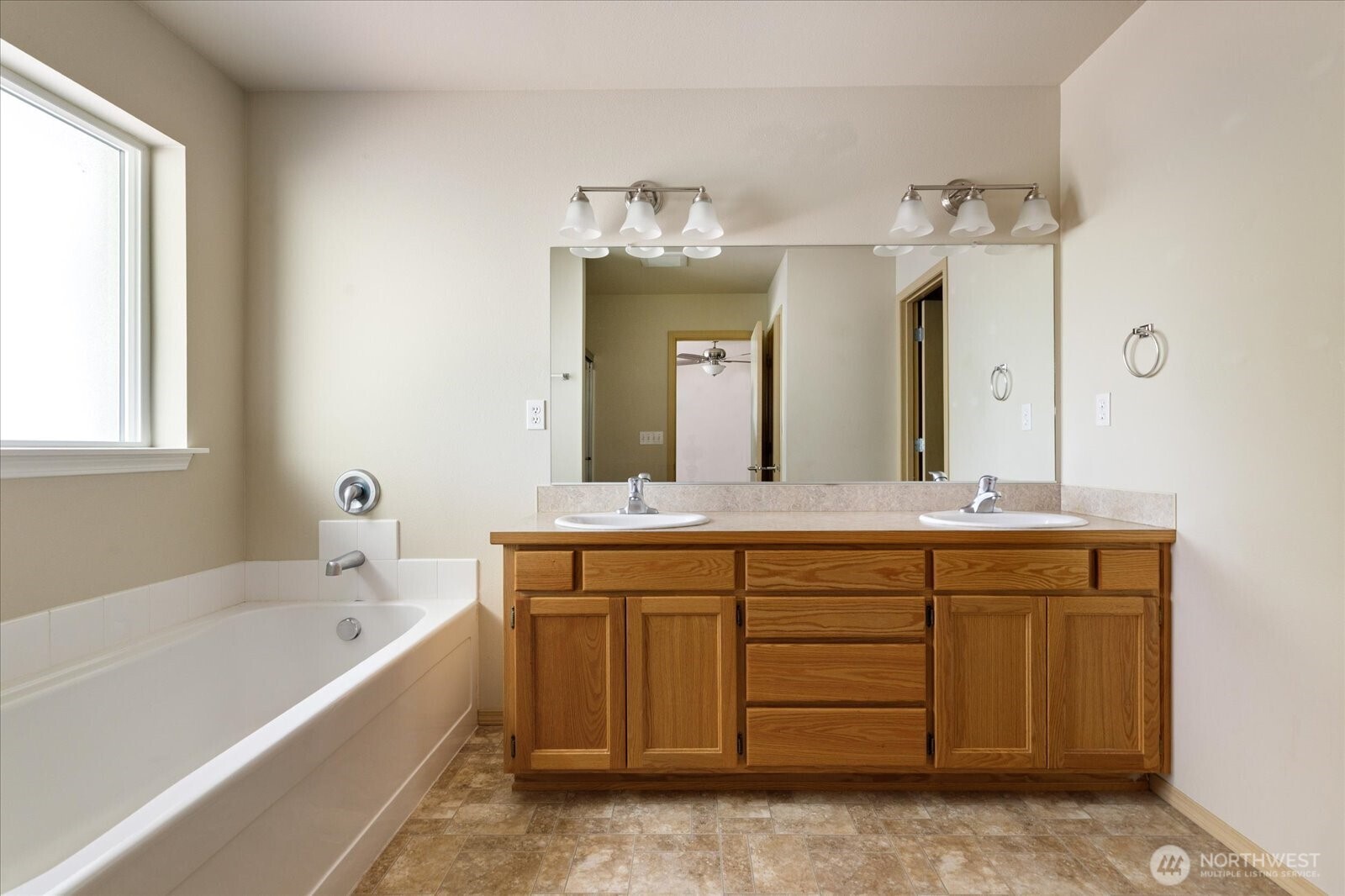 210 SE Melrose Drive , Oak Harbor, WA 98277