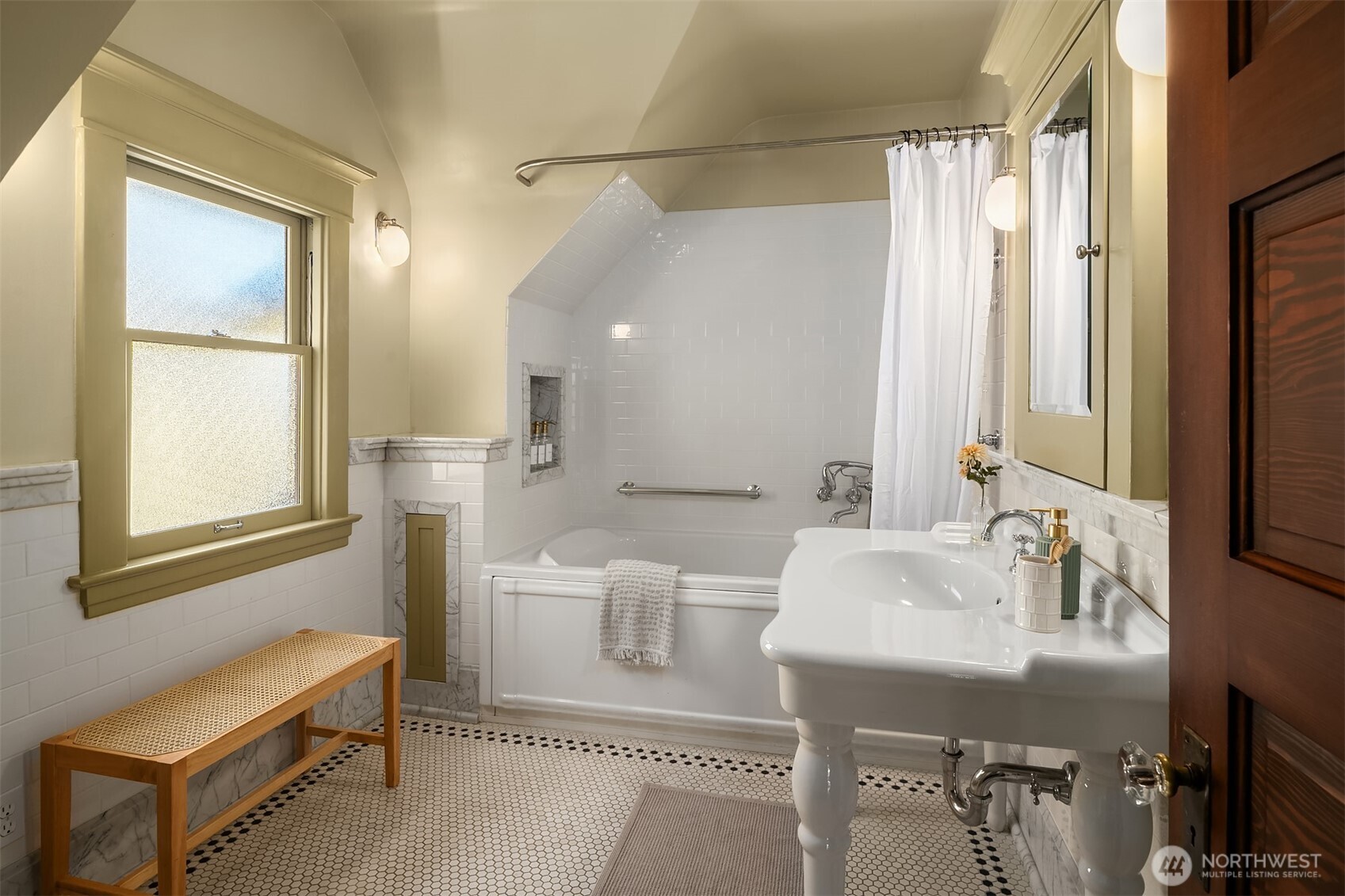 952 16th Avenue E, Seattle, WA 98112