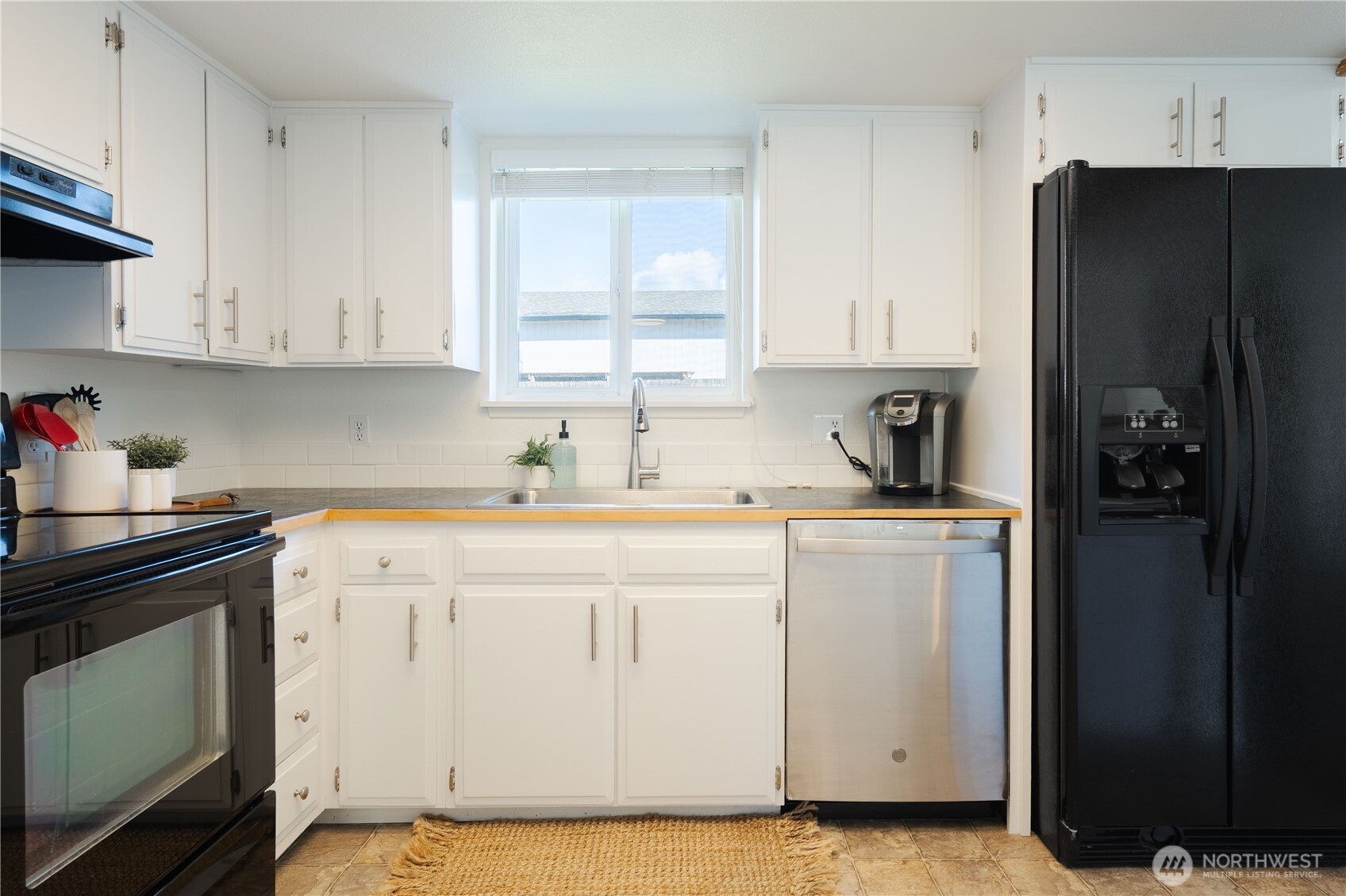 230 Peace Arch Court , Blaine, WA 98230