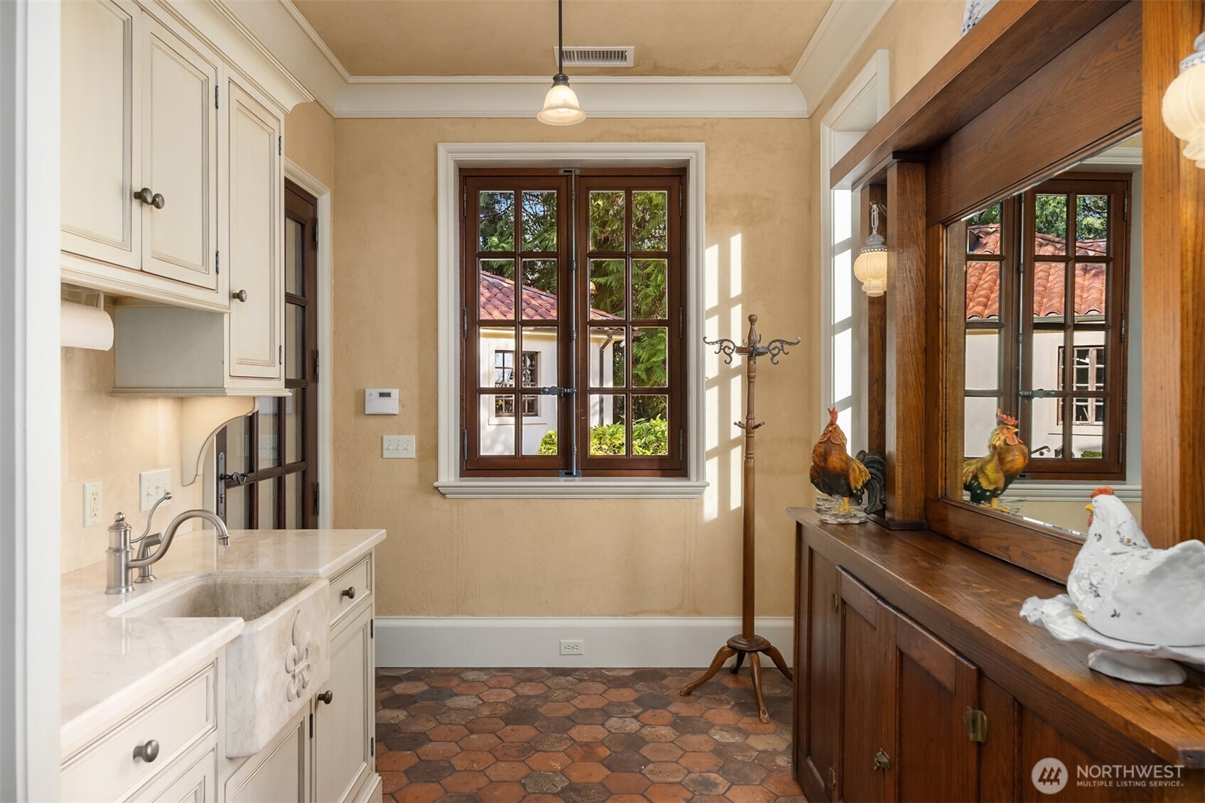 8010 Grand Avenue NE, Bainbridge Island, WA 98110