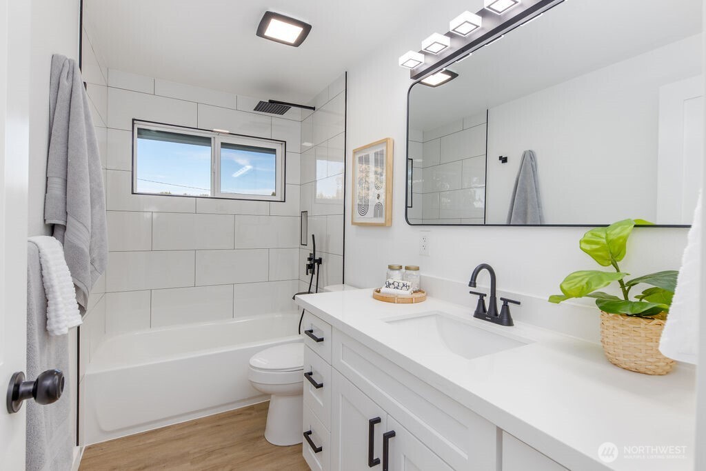 1103 Vashon Court NE, Renton, WA 98059