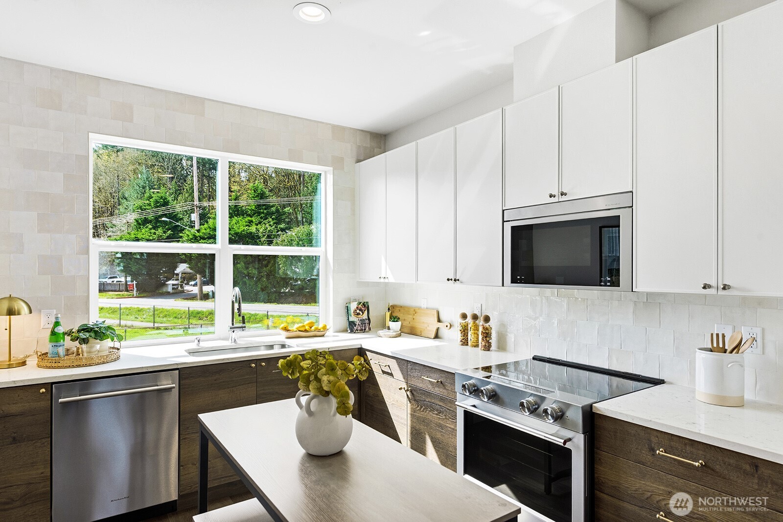 762 NW Holly Street , Issaquah, WA 98027