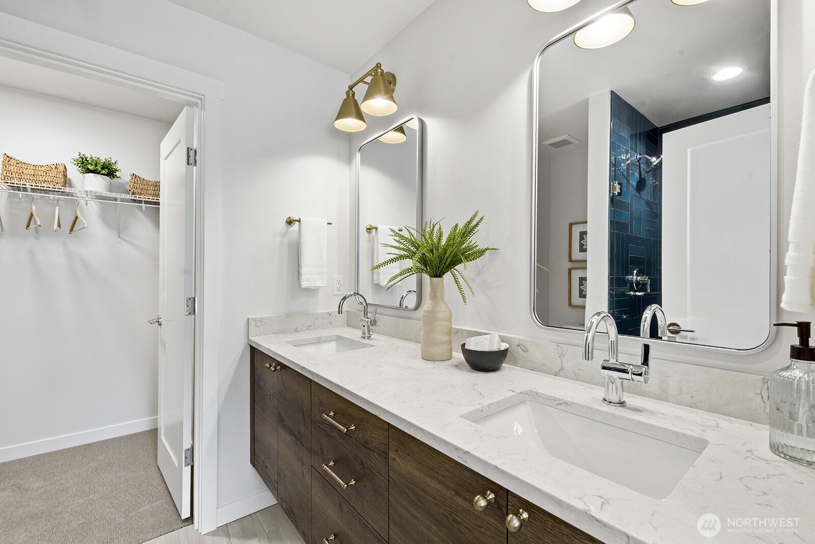 762 NW Holly Street , Issaquah, WA 98027