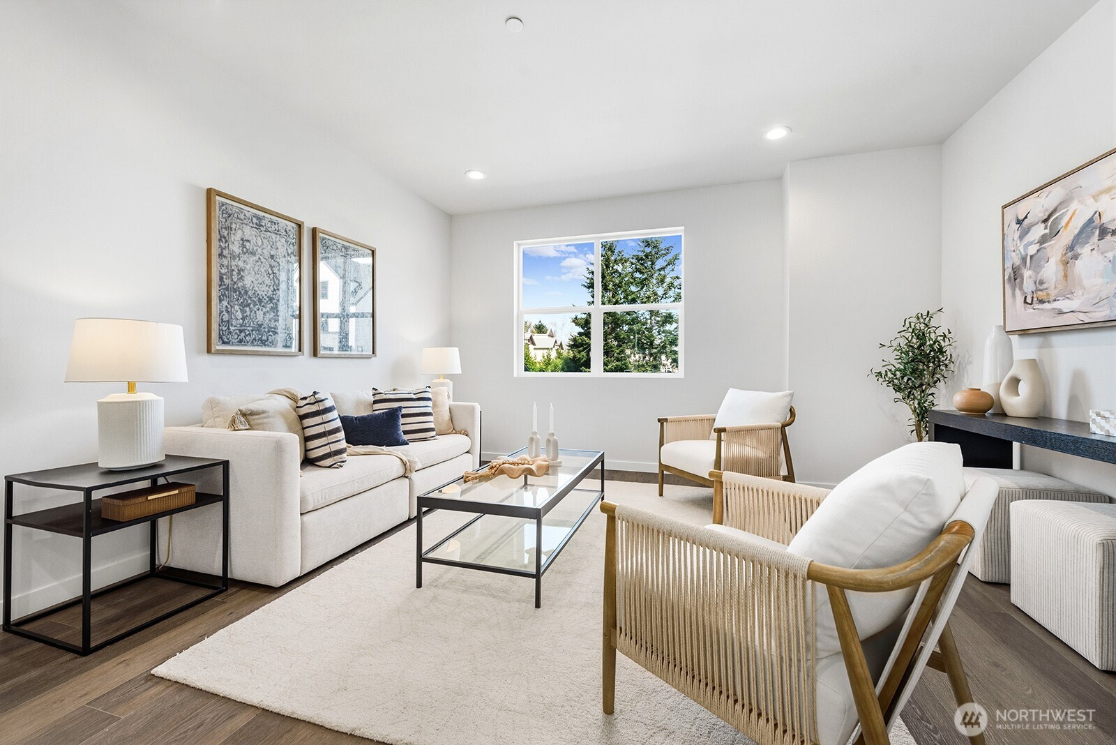 762 NW Holly Street , Issaquah, WA 98027