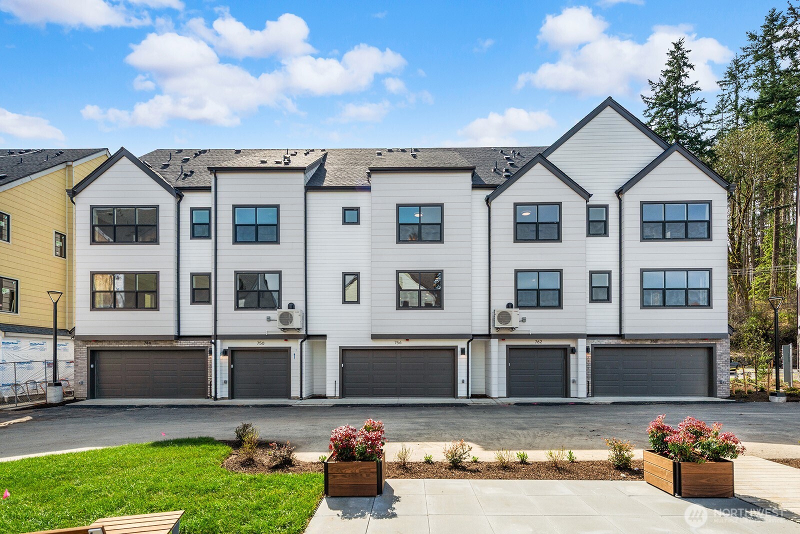 762 NW Holly Street , Issaquah, WA 98027