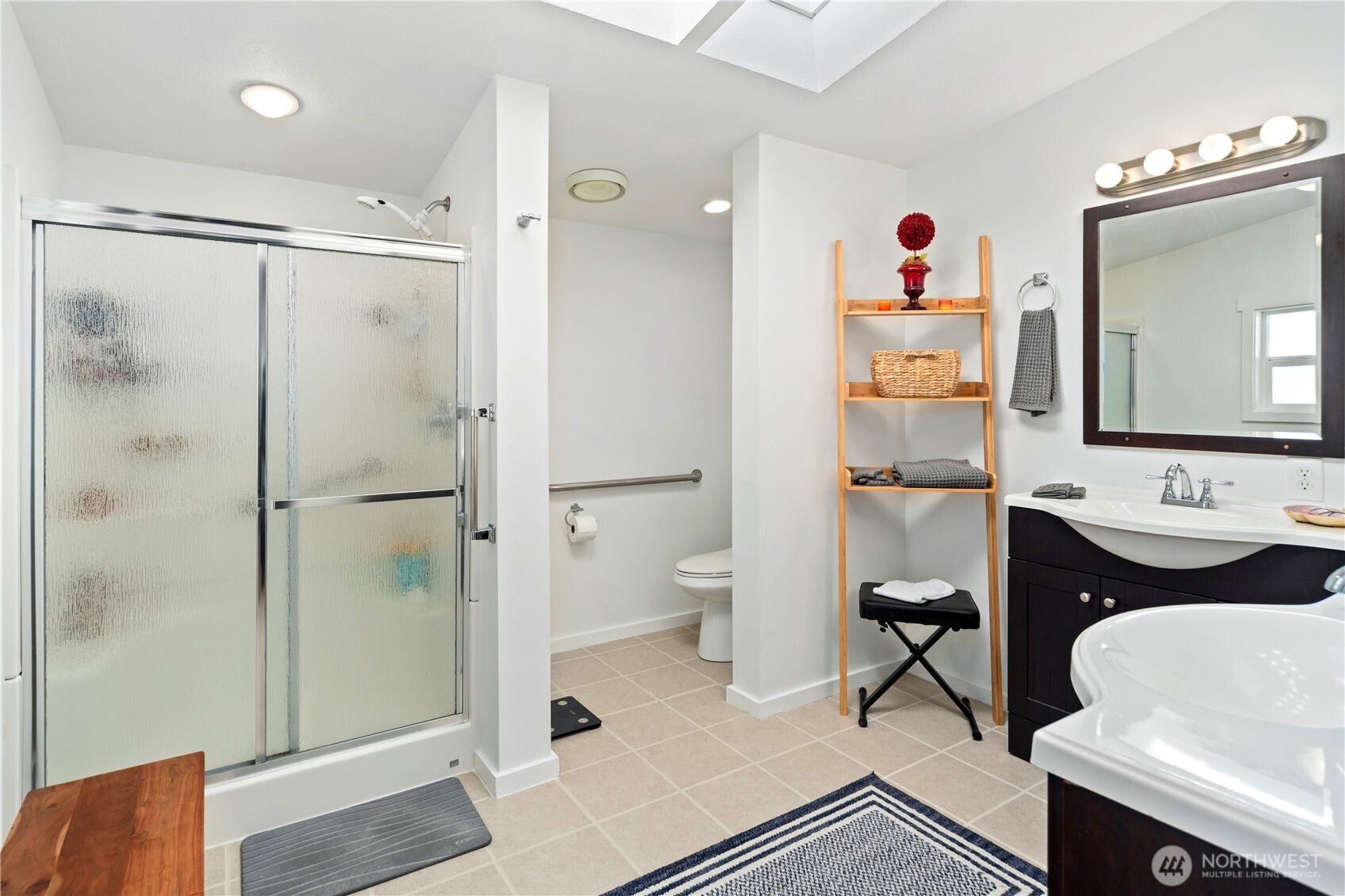 620 NE Saturn Lane , Bremerton, WA 98311