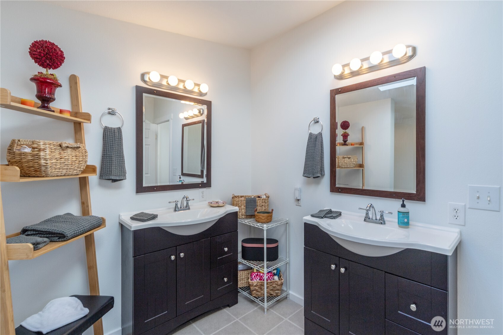 620 NE Saturn Lane , Bremerton, WA 98311