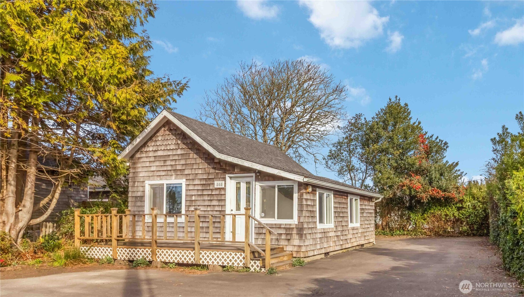 808 Pacific Avenue N, Long Beach, WA 98631