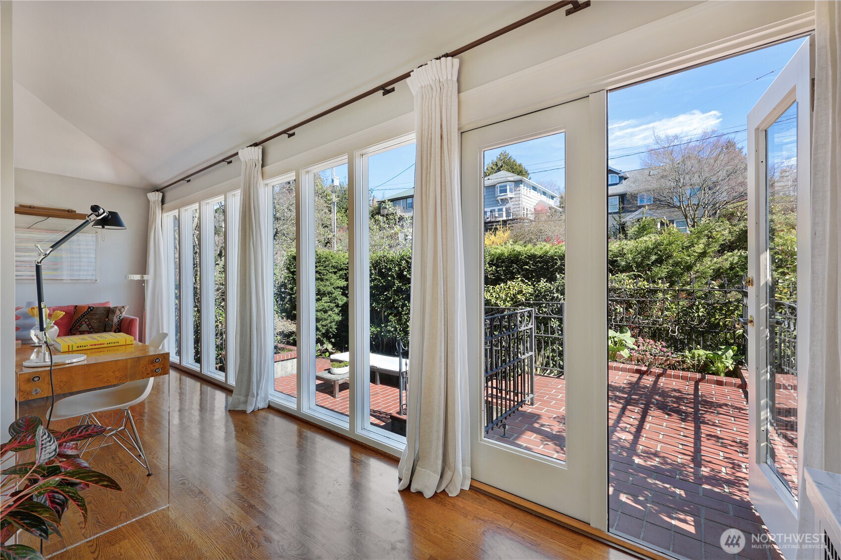 901 11th Avenue E, Seattle, WA 98102