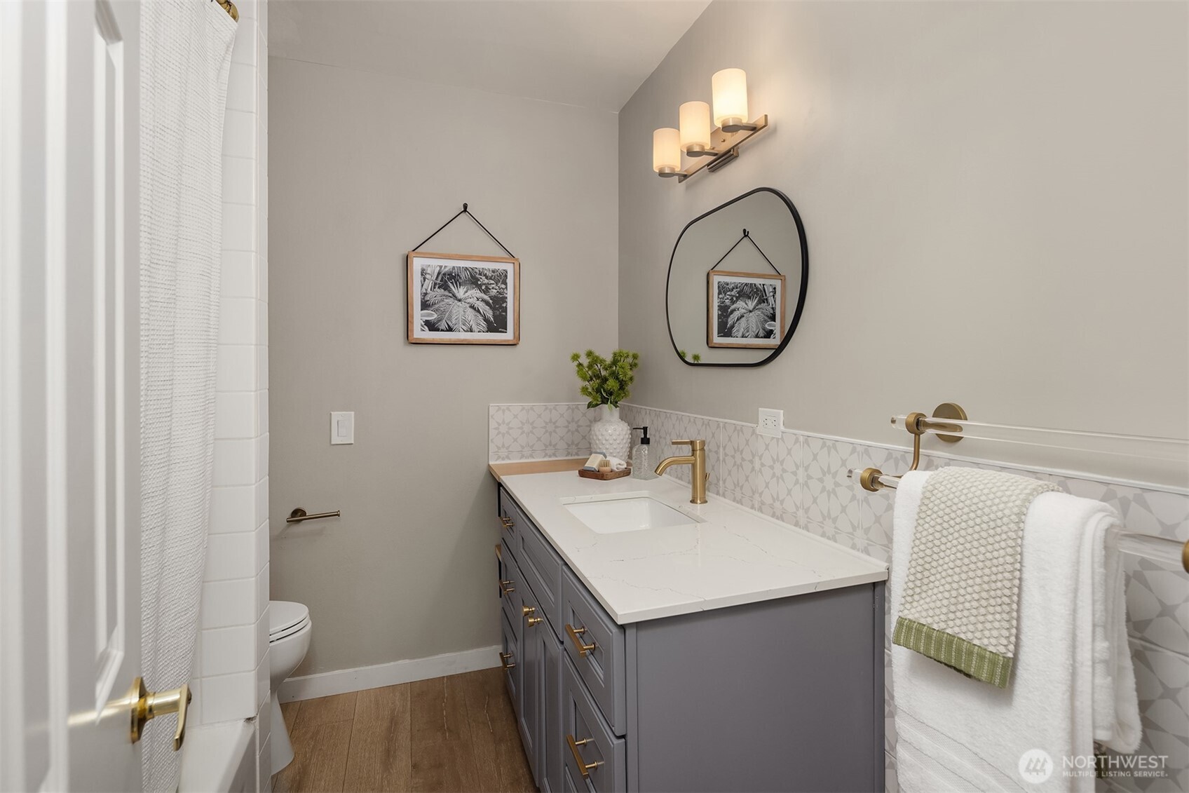 7710 32nd Avenue NE, Seattle, WA 98115-4738