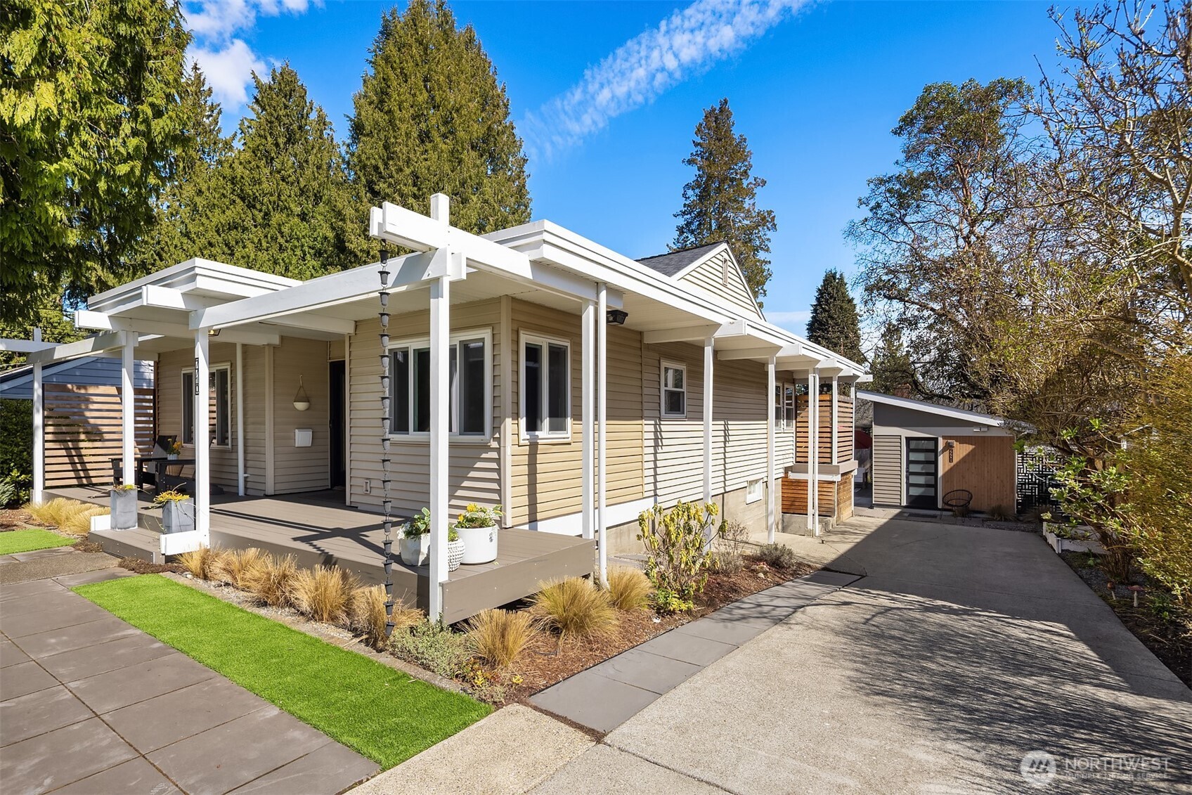 7710 32nd Avenue NE, Seattle, WA 98115-4738