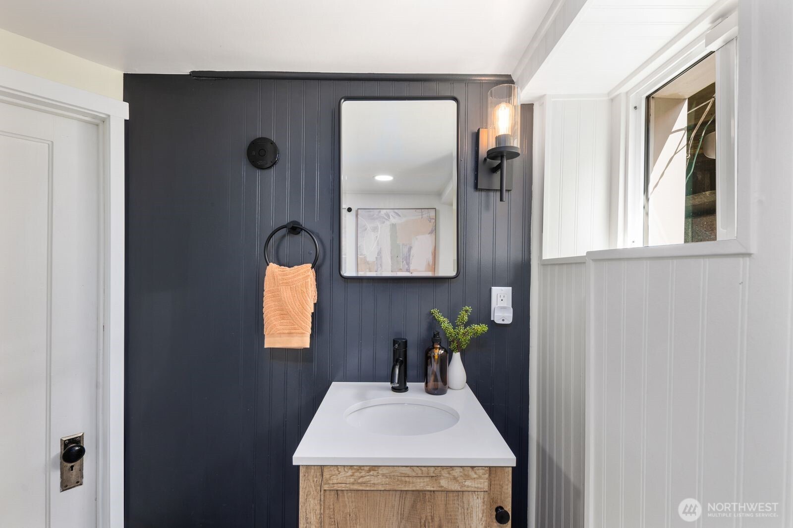 2556 10th Avenue W, Seattle, WA 98119