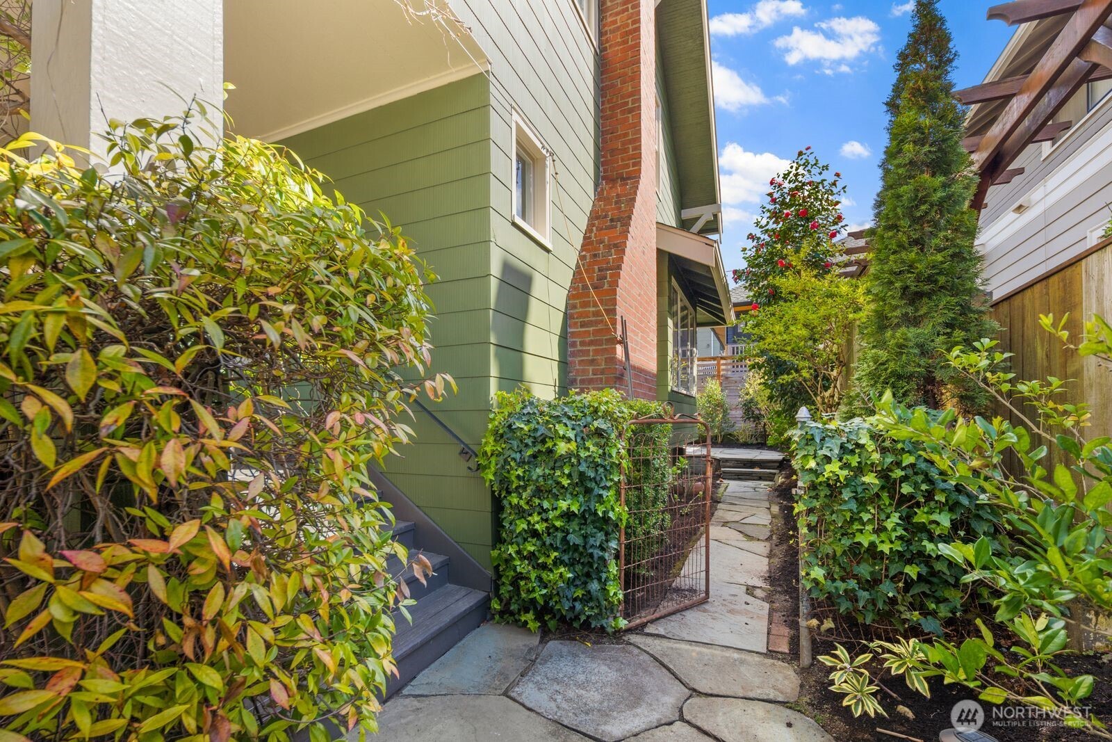 2556 10th Avenue W, Seattle, WA 98119