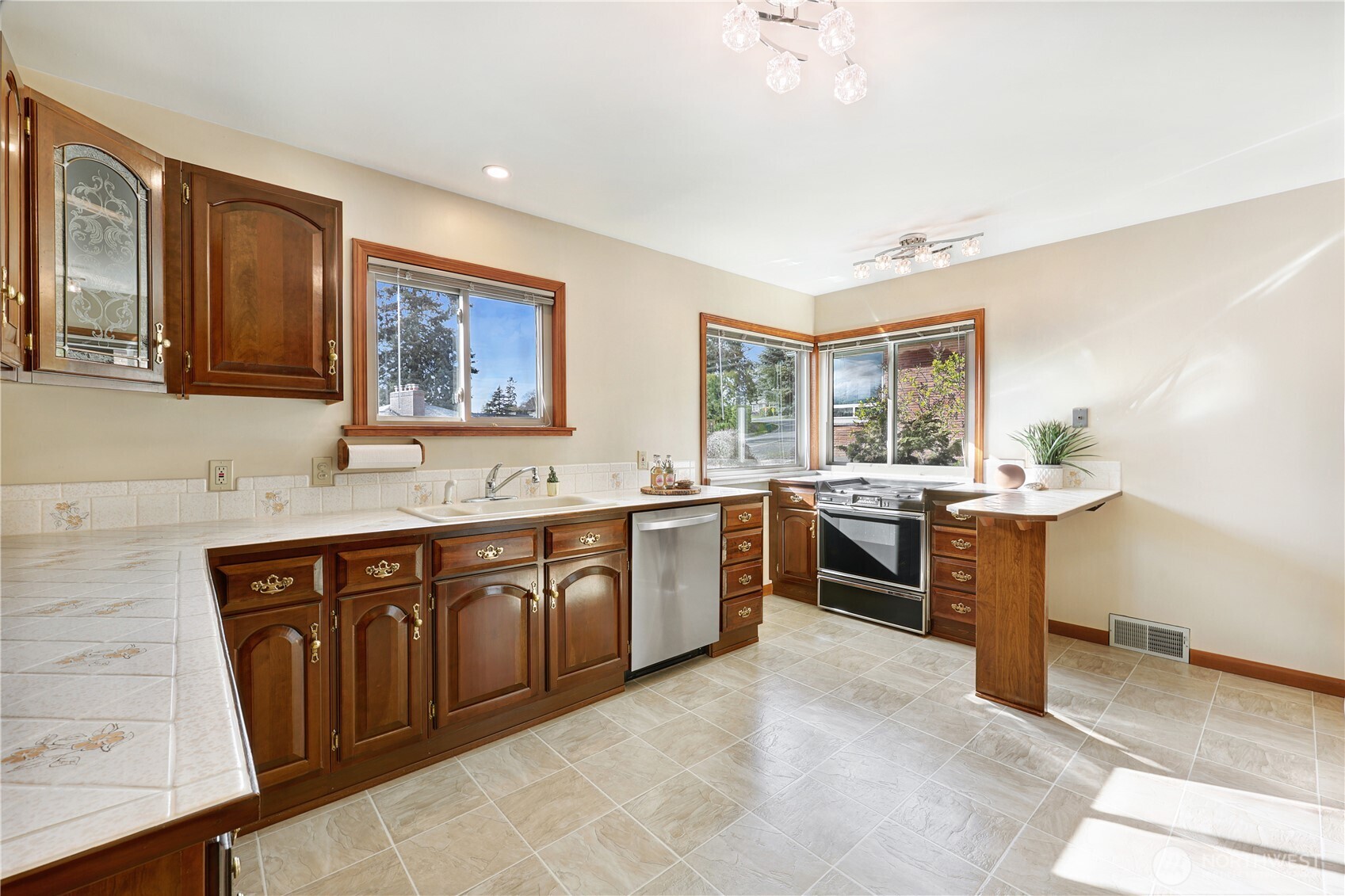 10850 Marine View Drive SW, Seattle, WA 98146-1615