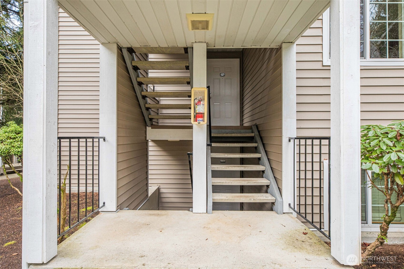 10016 NE 120th Lane #F201, Kirkland, WA 98034-6655