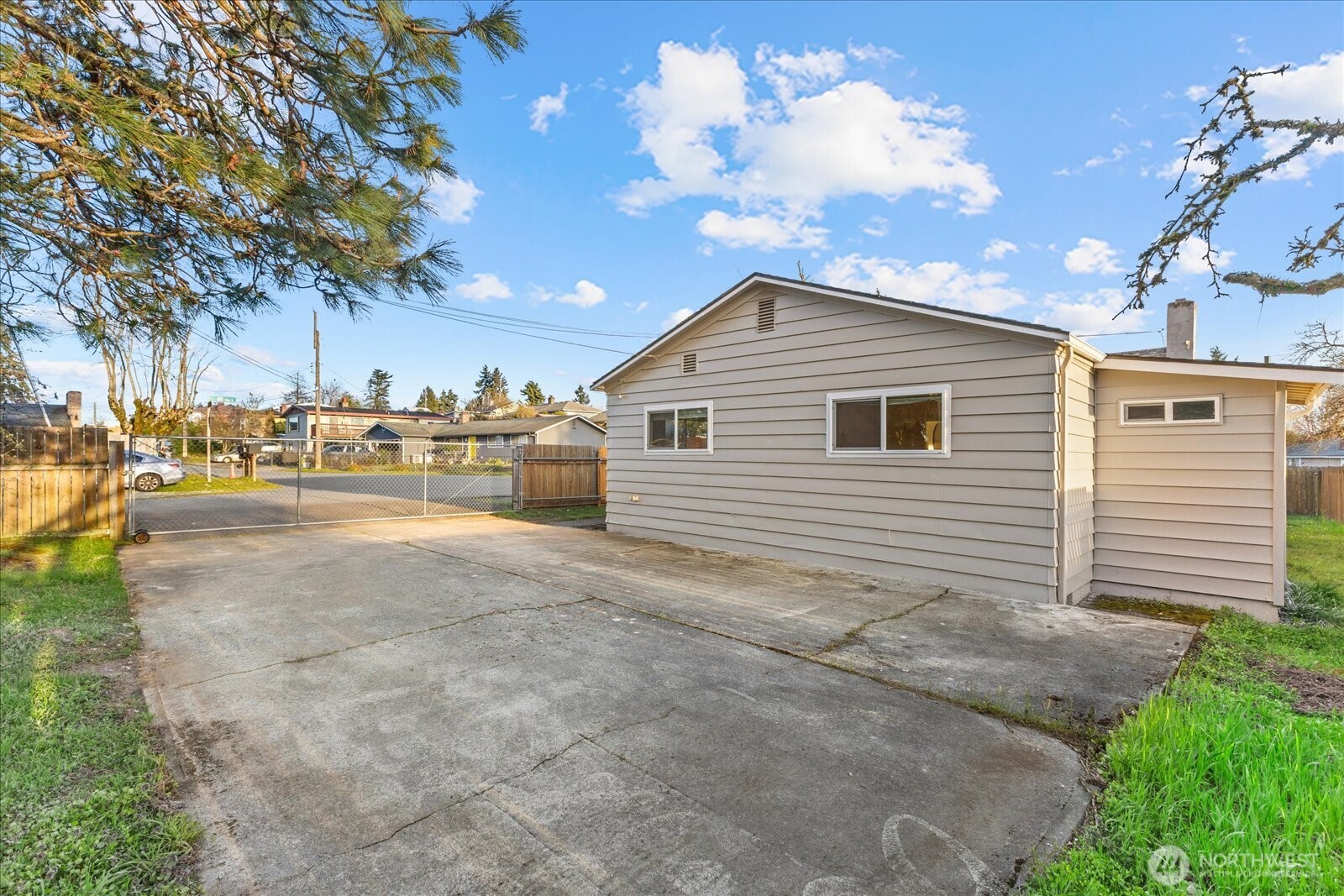 5920 S 118th St , Seattle, WA 98178