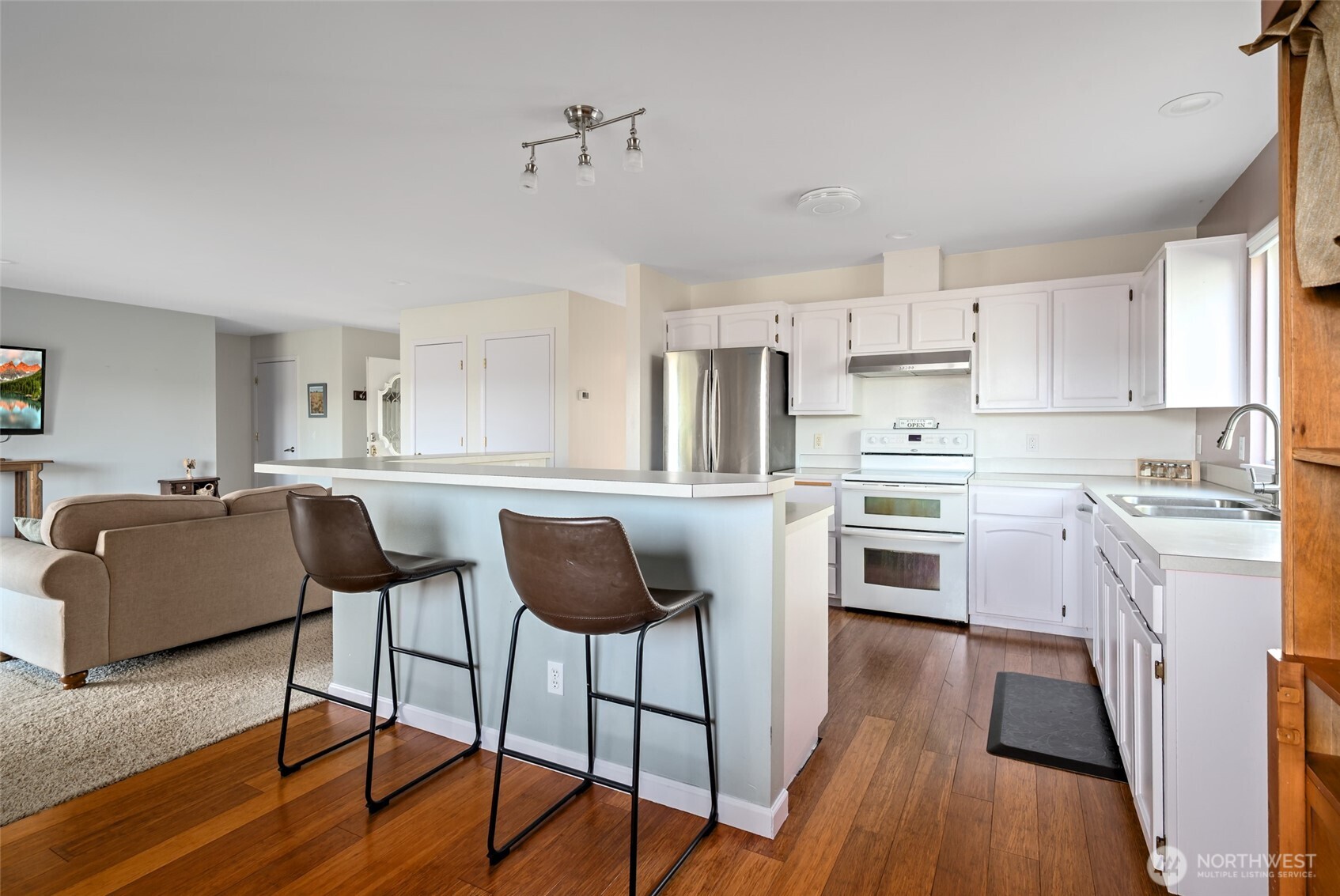 910 NE Cordero Place , Oak Harbor, WA 98277-3544