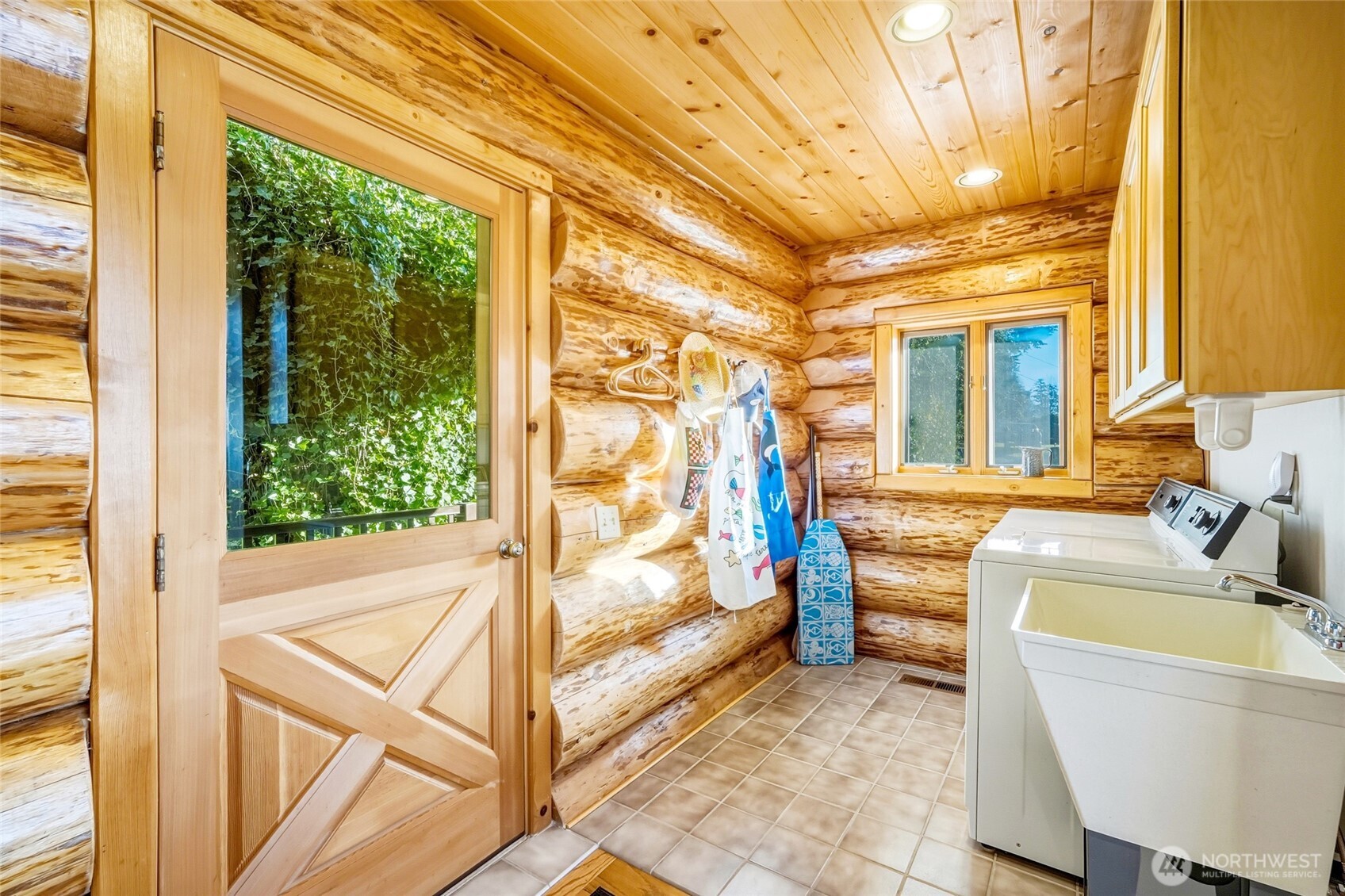 154 Rockaway Beach Lane , Camano Island, WA 98282-8545