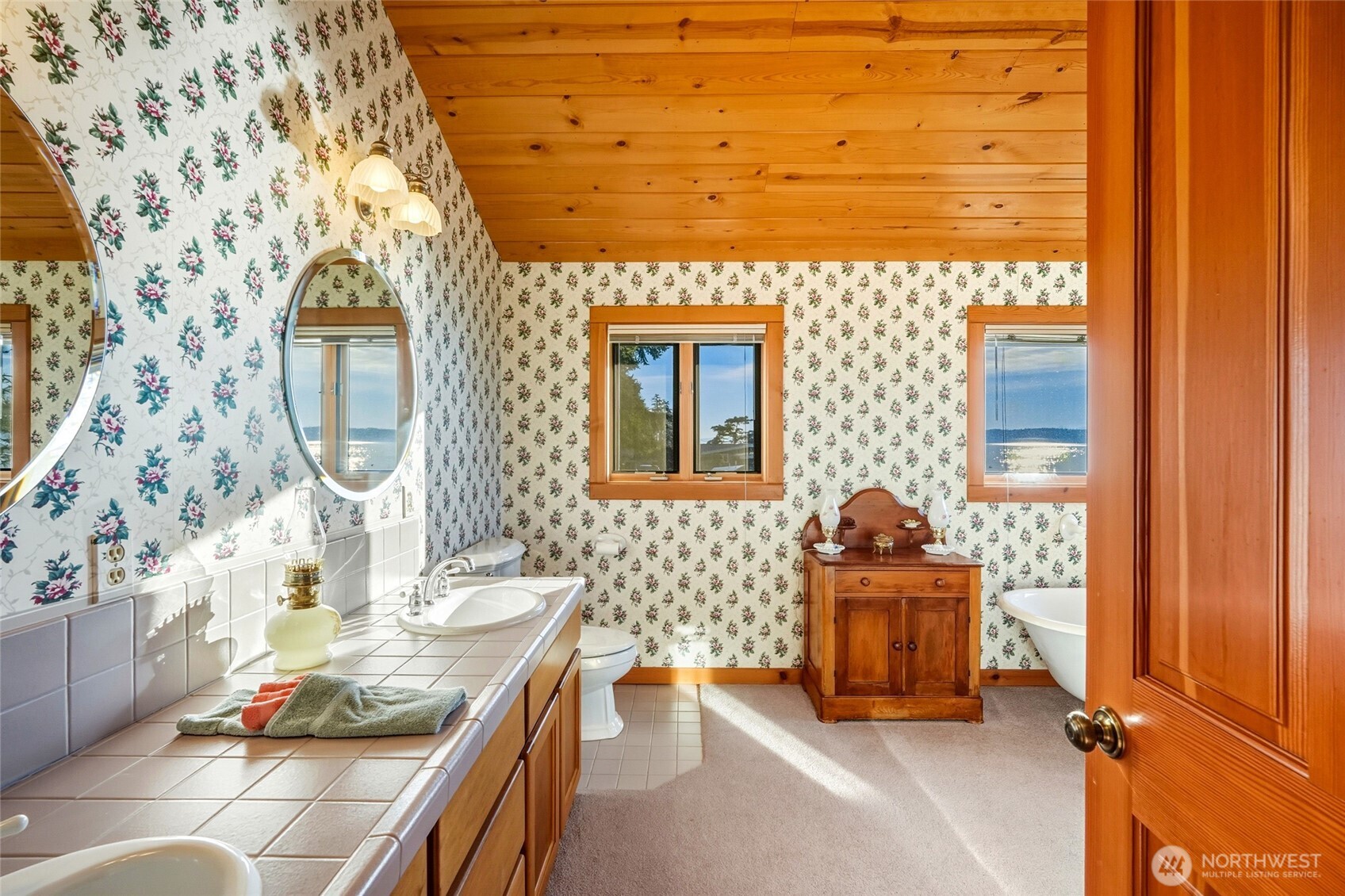 154 Rockaway Beach Lane , Camano Island, WA 98282-8545