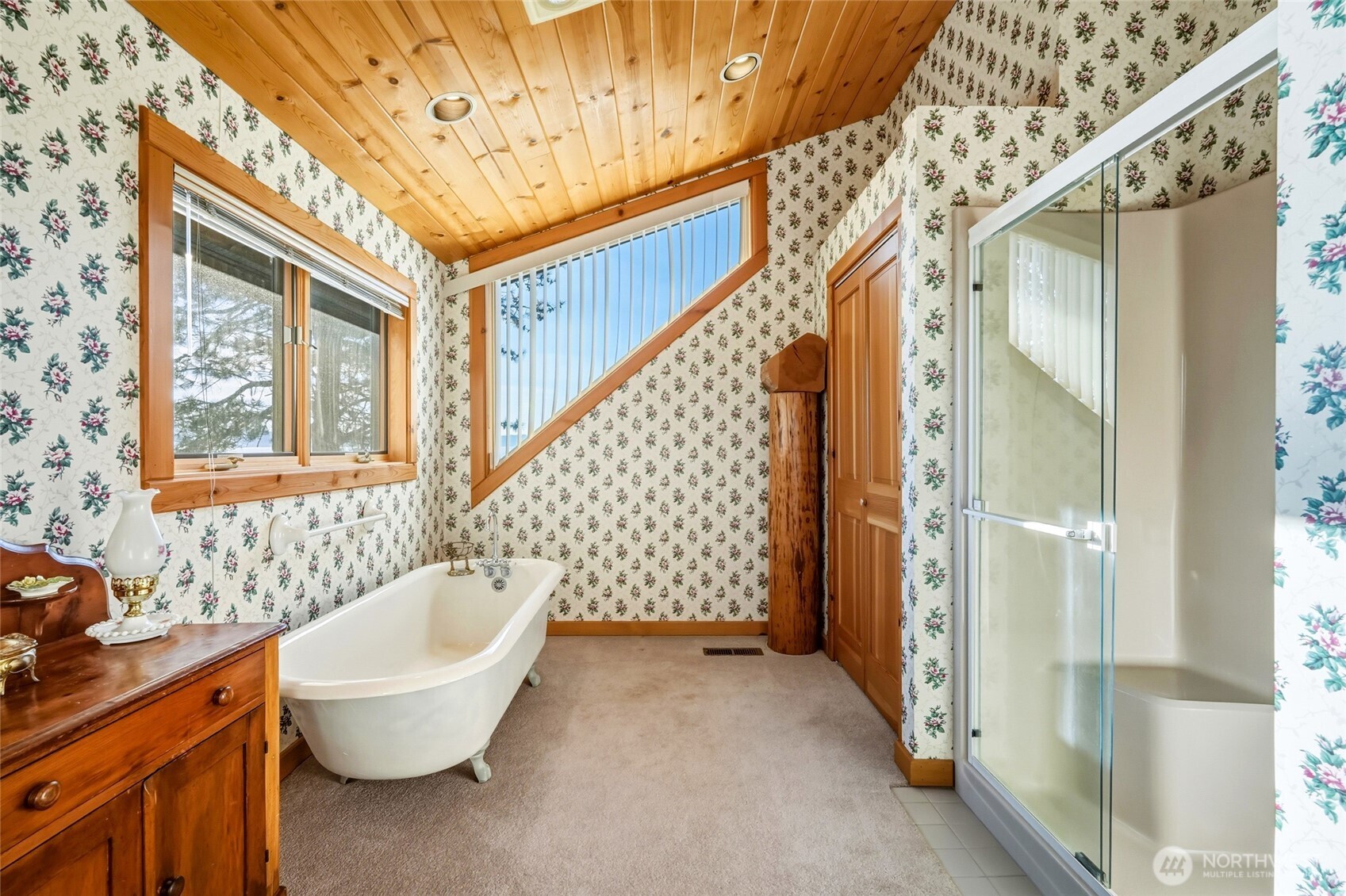 154 Rockaway Beach Lane , Camano Island, WA 98282-8545