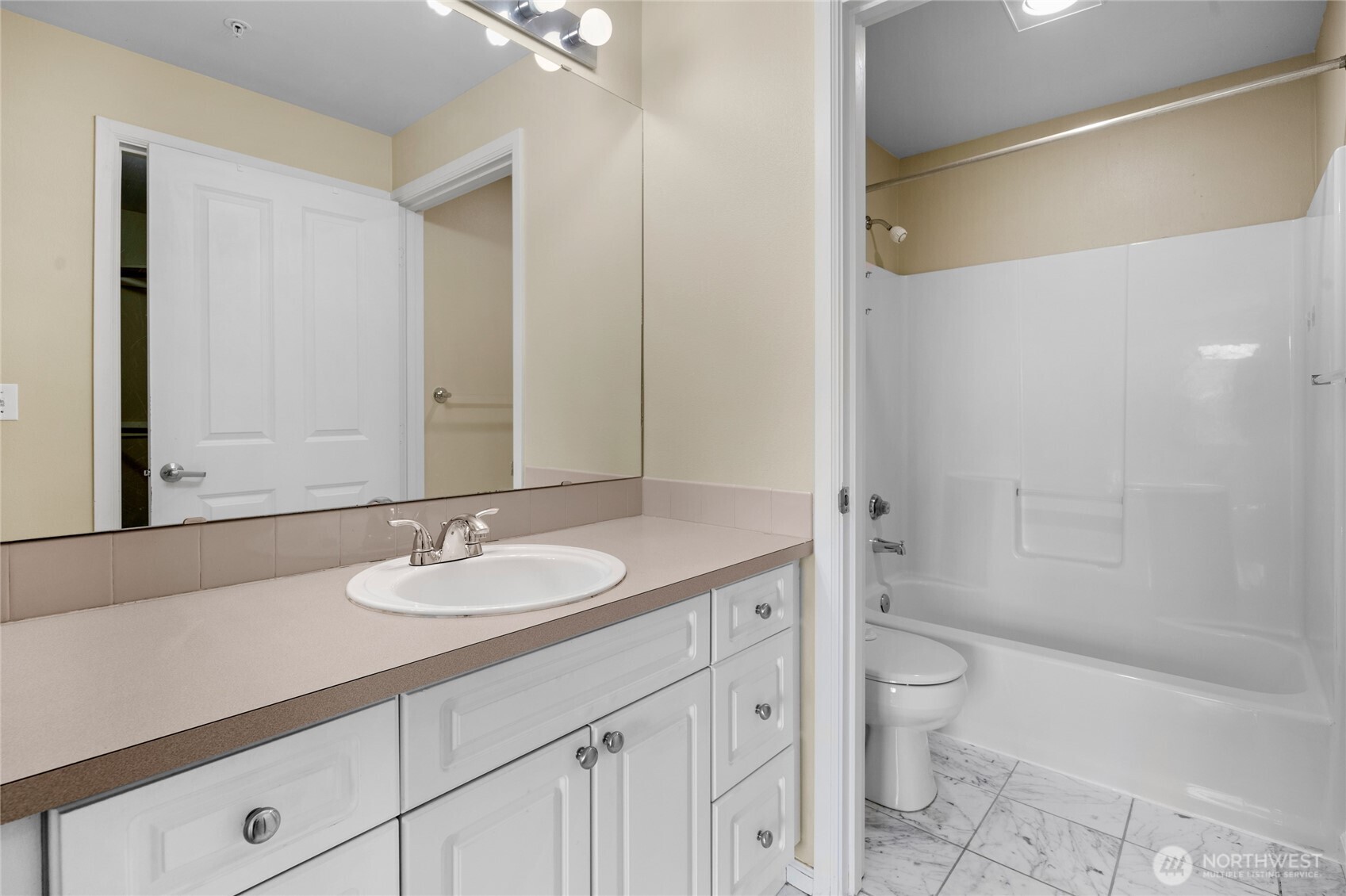 4343 Roosevelt Way NE #401, Seattle, WA 98105