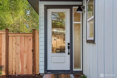 13748 Stone Avenue N, Seattle, WA 98133 - Photo 2