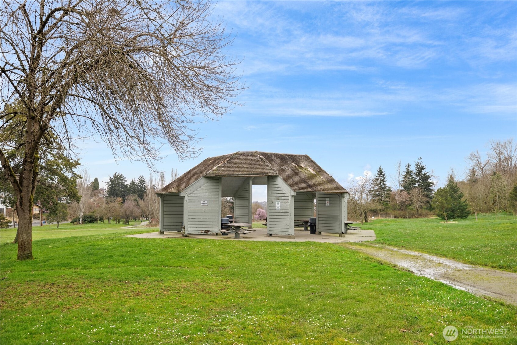 4233 S Bradford Street , Seattle, WA 98118