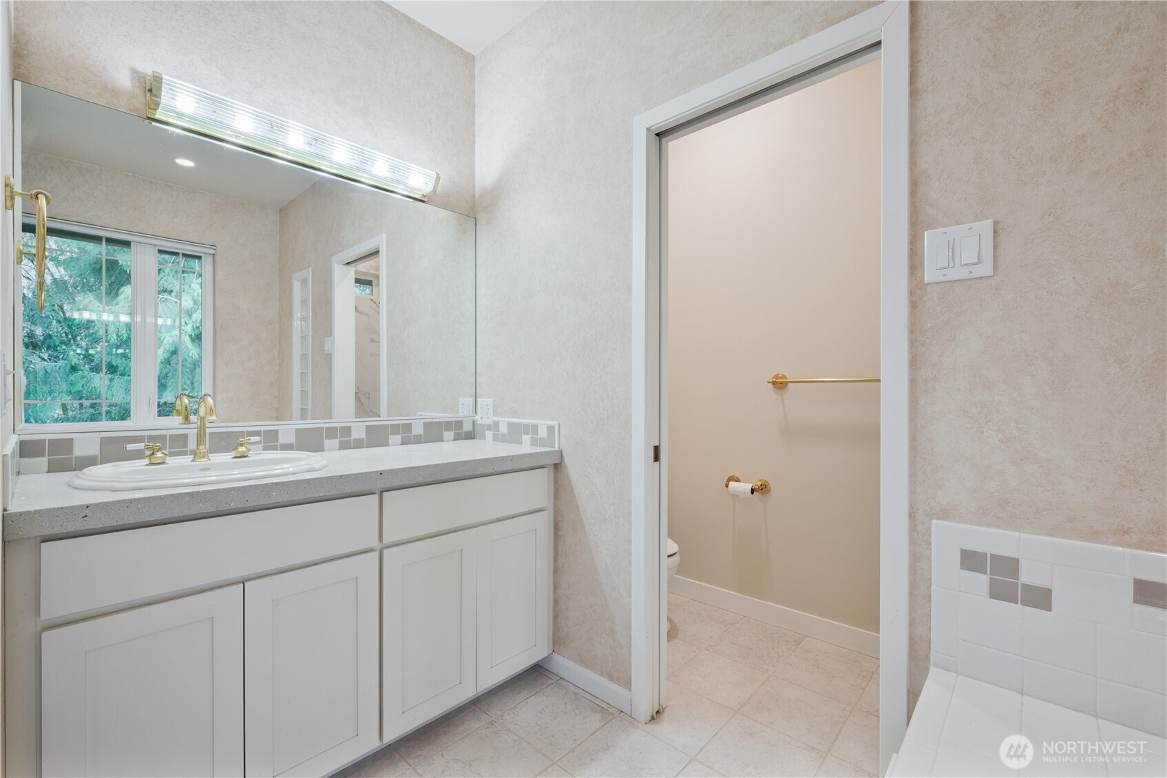 245 W St James Place , Longview, WA 98632