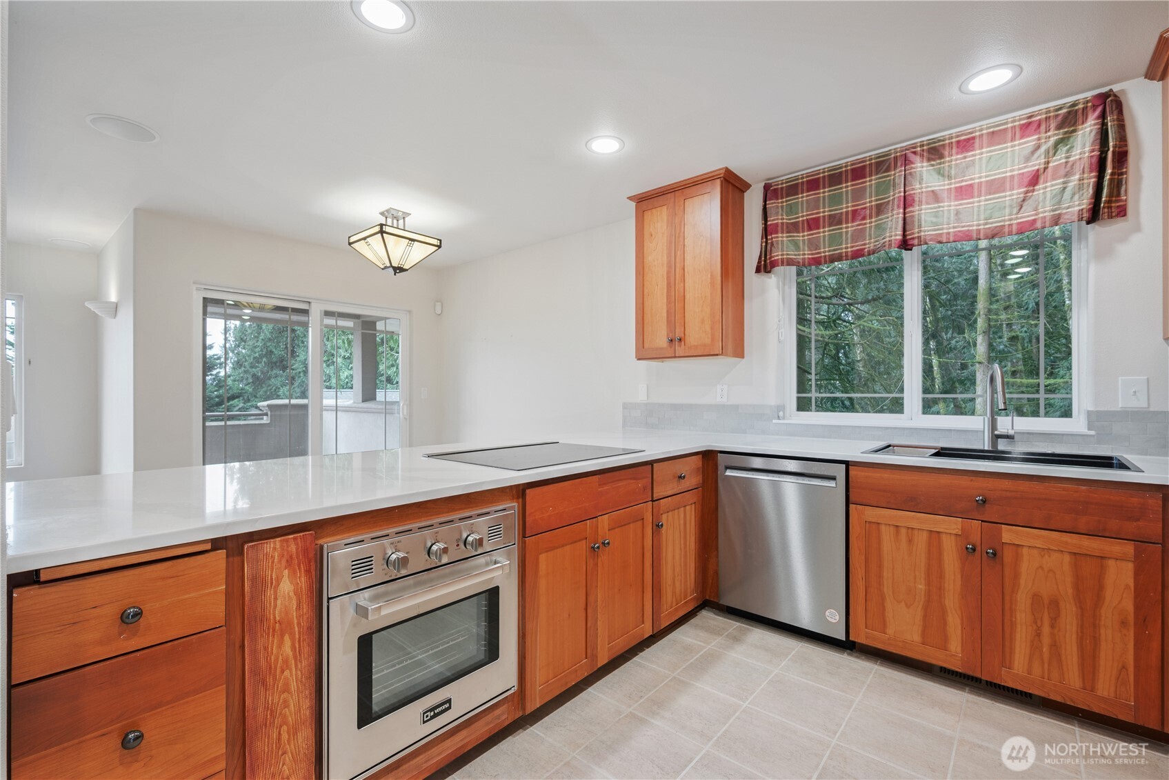 245 W St James Place , Longview, WA 98632