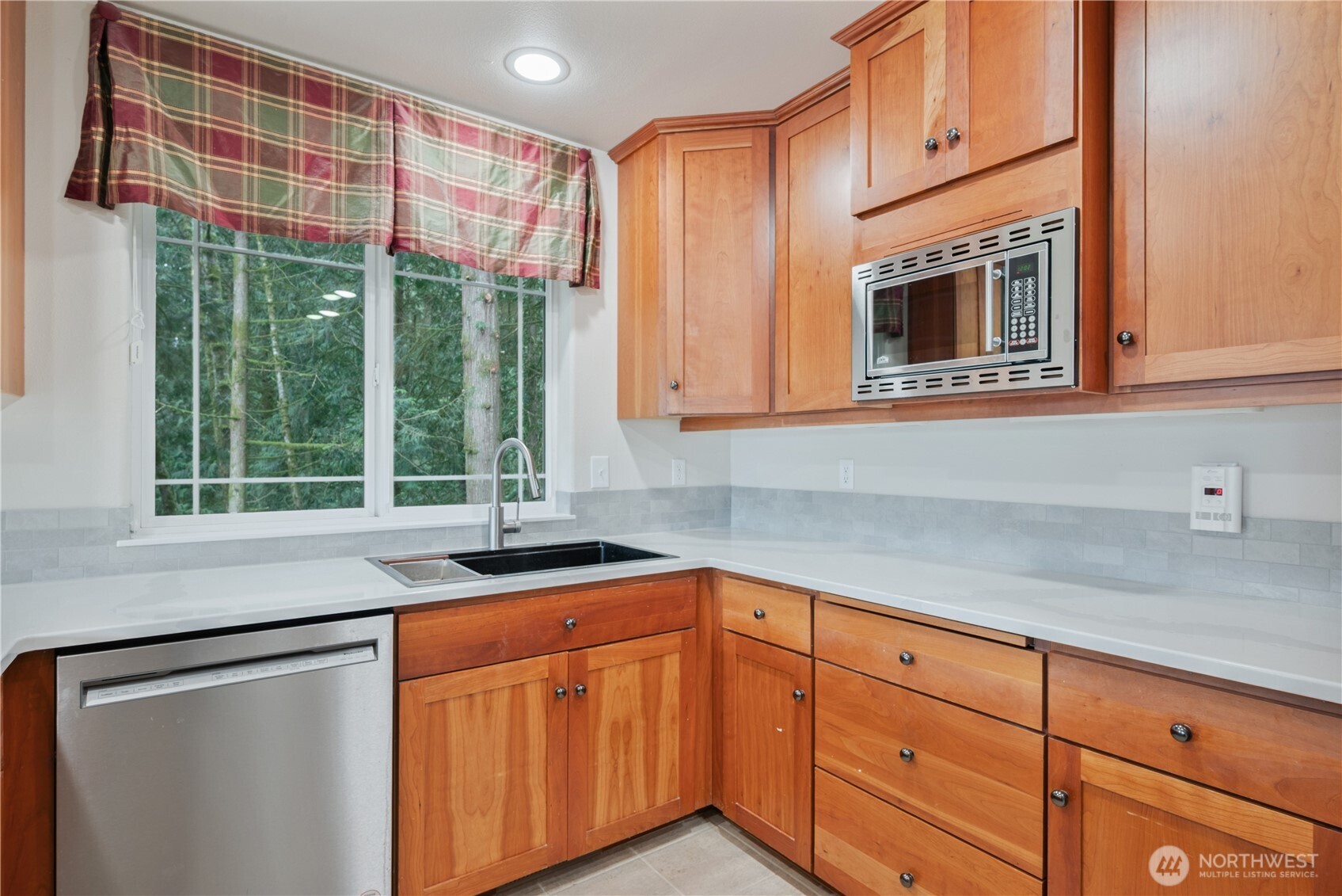 245 W St James Place , Longview, WA 98632