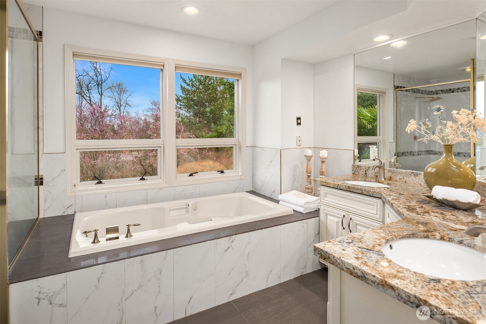 8550 NE 28th Street , Hunts Point, WA 98004