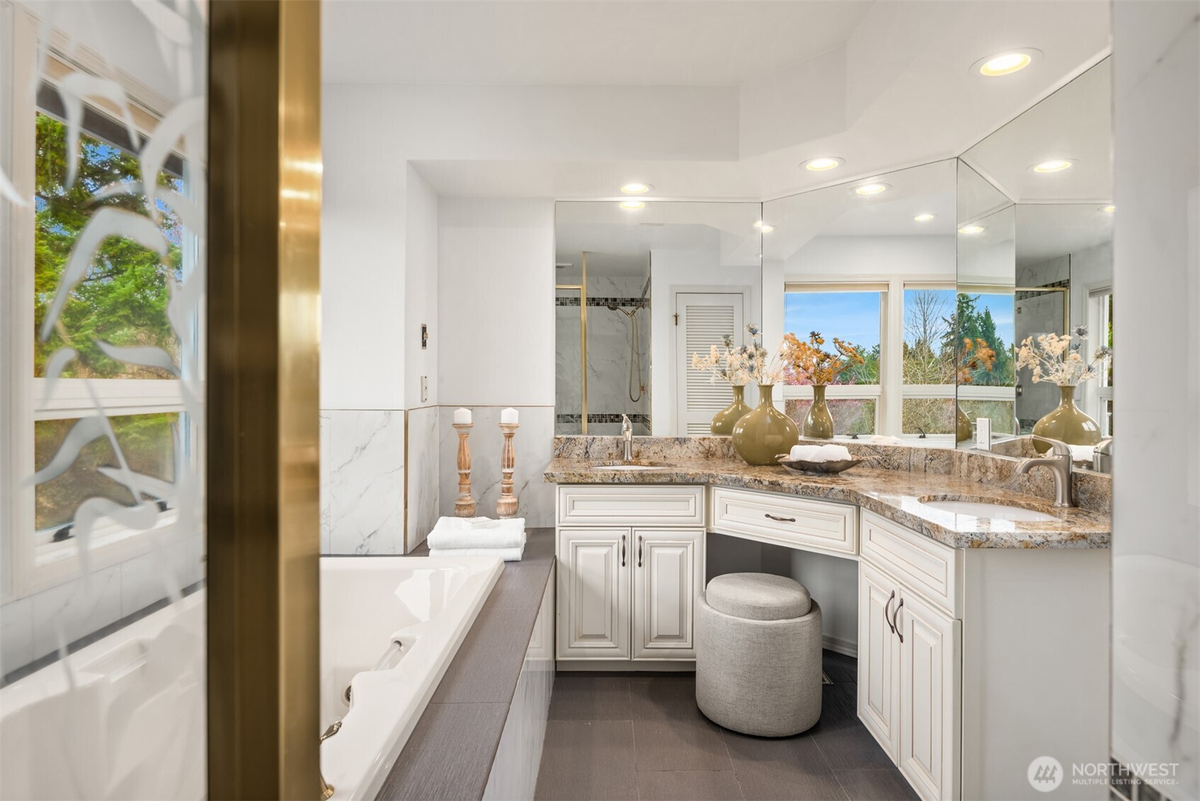 8550 NE 28th Street , Hunts Point, WA 98004