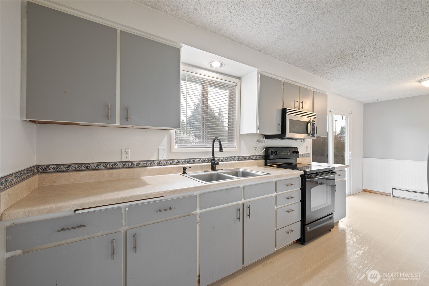 359 Douglas Street , Longview, WA 98632