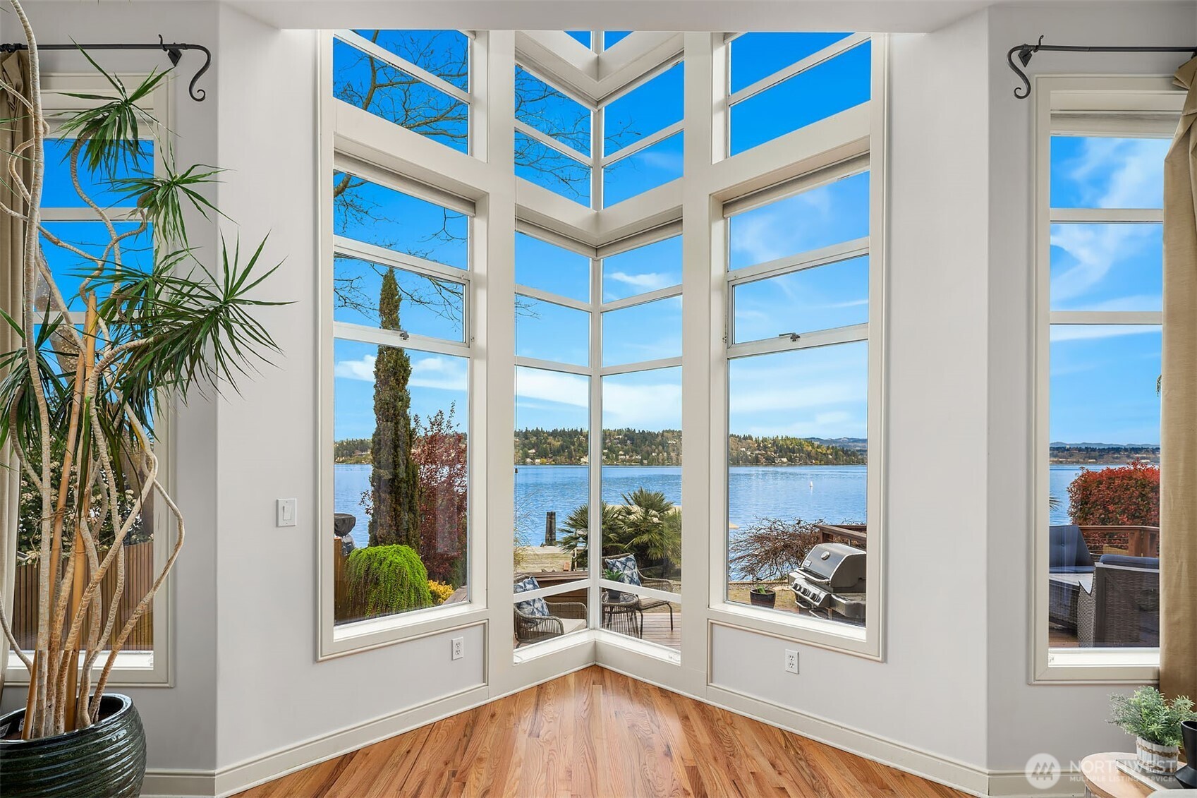 8418 Island Drive S, Seattle, WA 98118