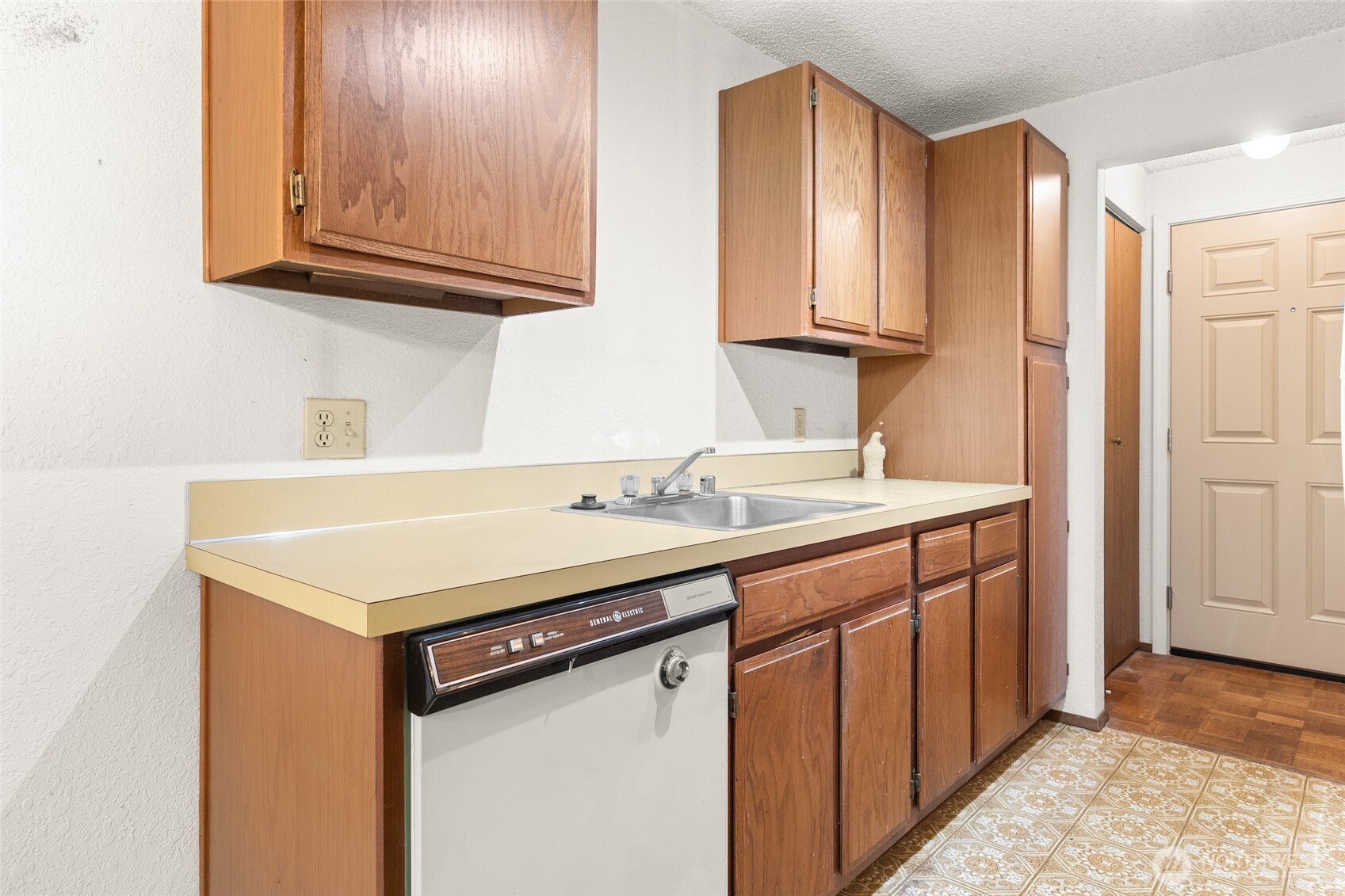 12528 NE 117th Place #E1, Kirkland, WA 98034