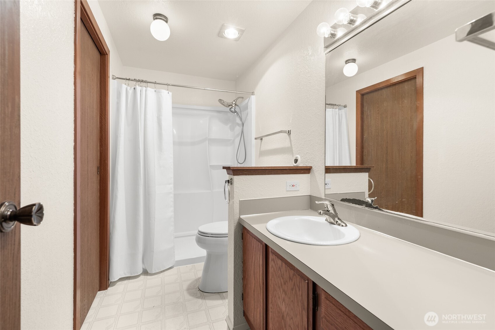 12528 NE 117th Place #E1, Kirkland, WA 98034